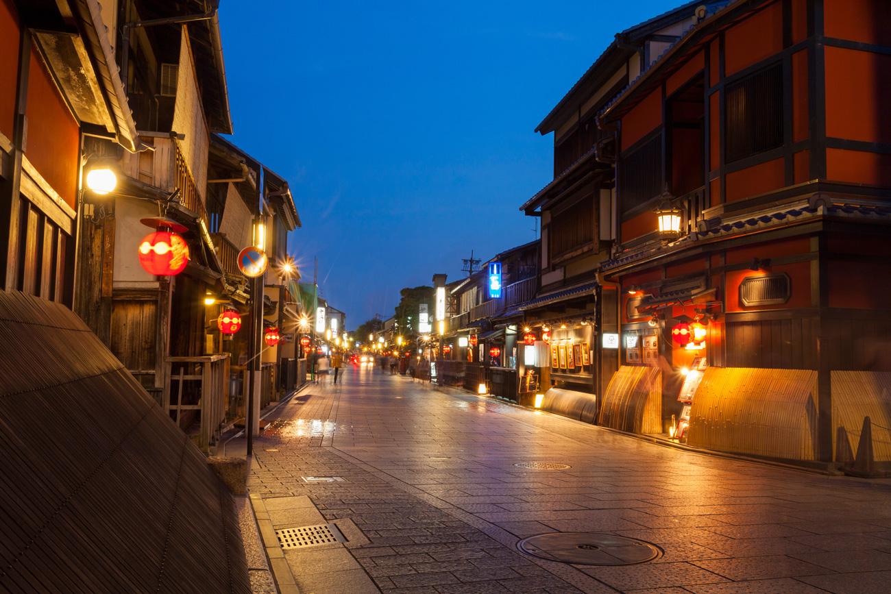 Gion Corner Kyoto - evening streets and teahouse district around the theatre — image 8