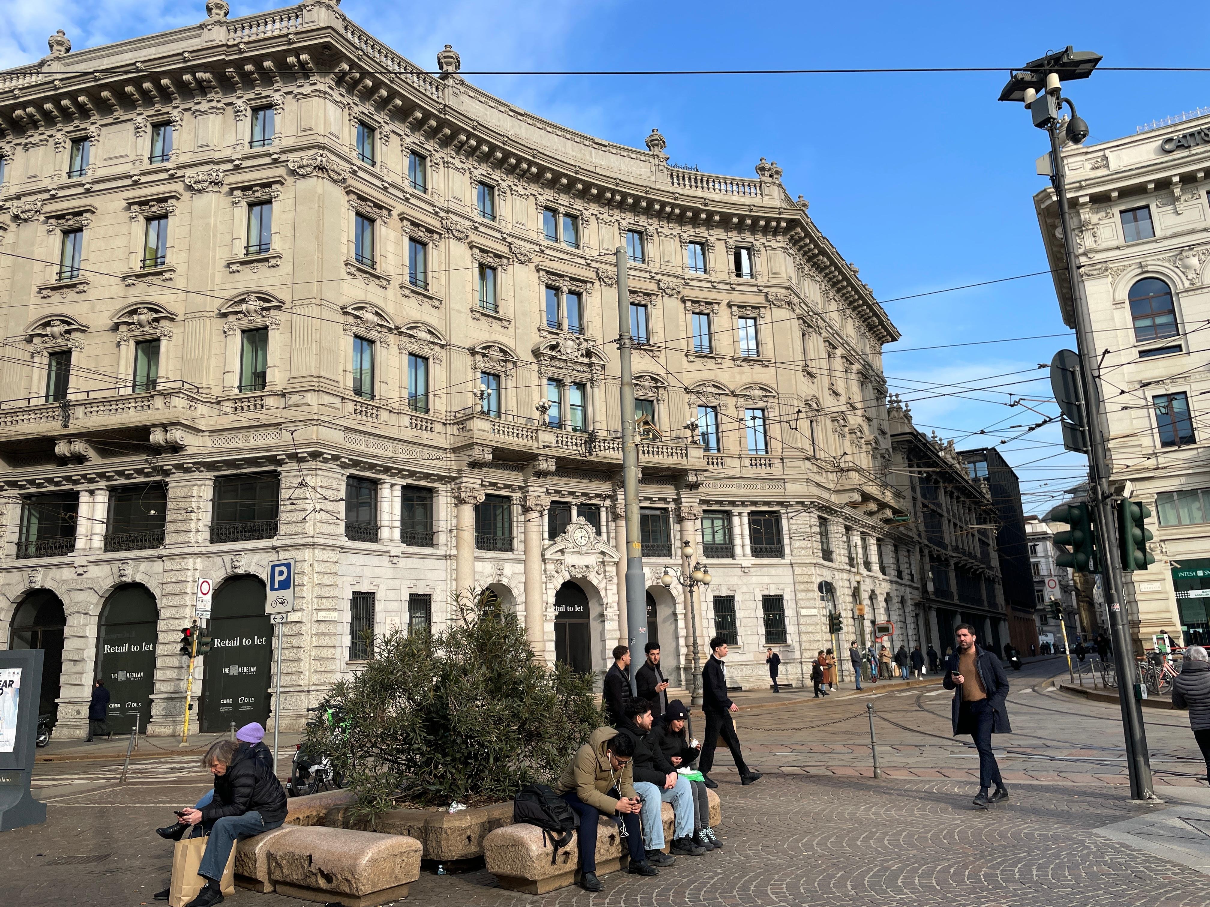 Milan History & Street Food Walk with Wine