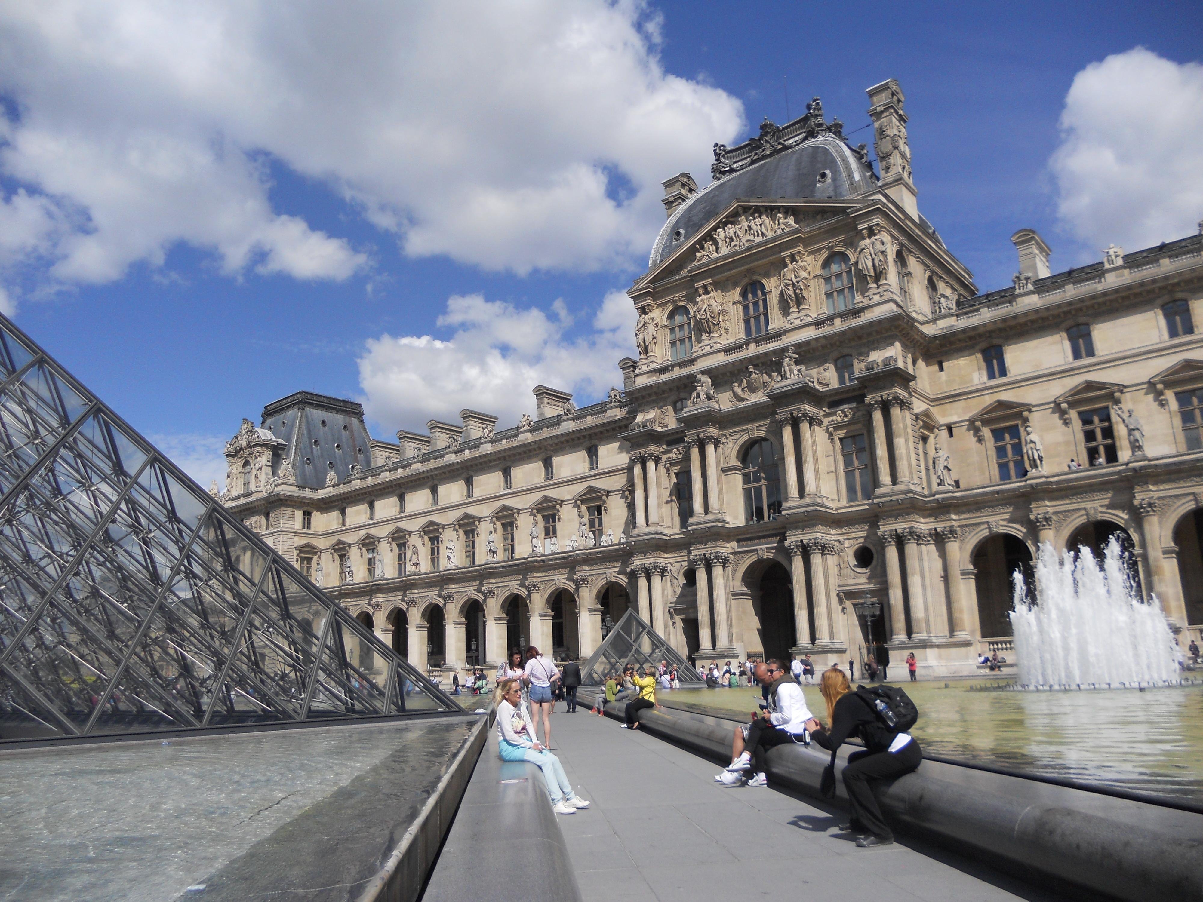 Louvre Family Private Tour with Reserved Entry