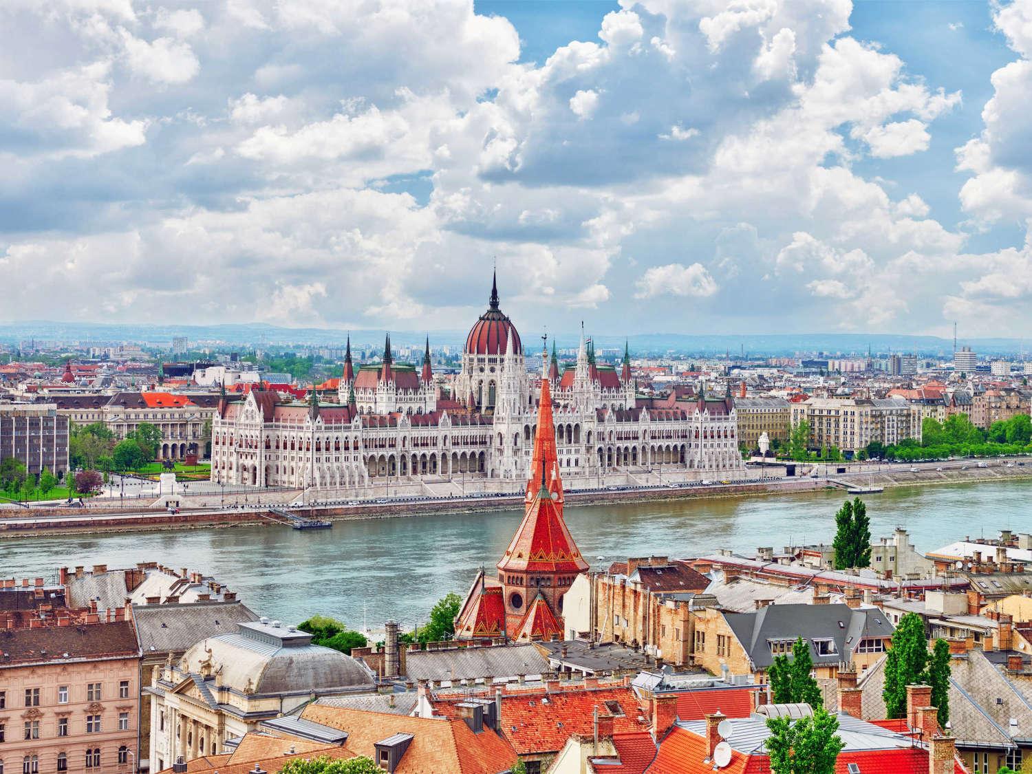 Vienna to Bratislava & Budapest: Private Guided Day Trip