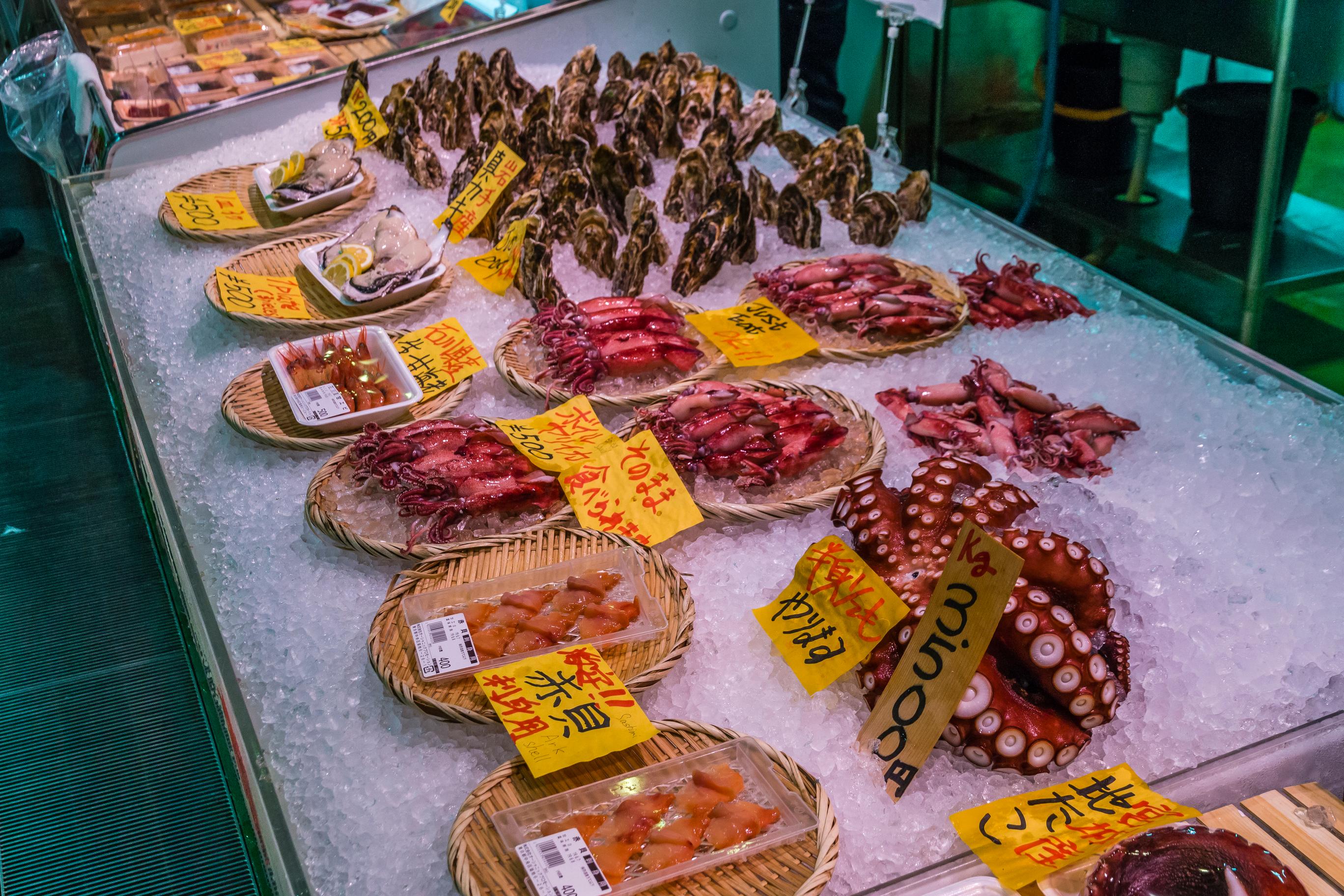 Tsukiji fish market tour — outer market stalls, street food and Tsukiji Hongwanji — image 30