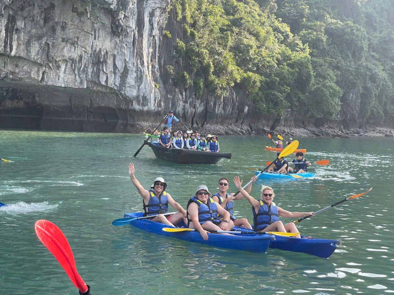 Ha Long Bay Day Trip from Hanoi: Luxury or Standard Cruise with Lunch
