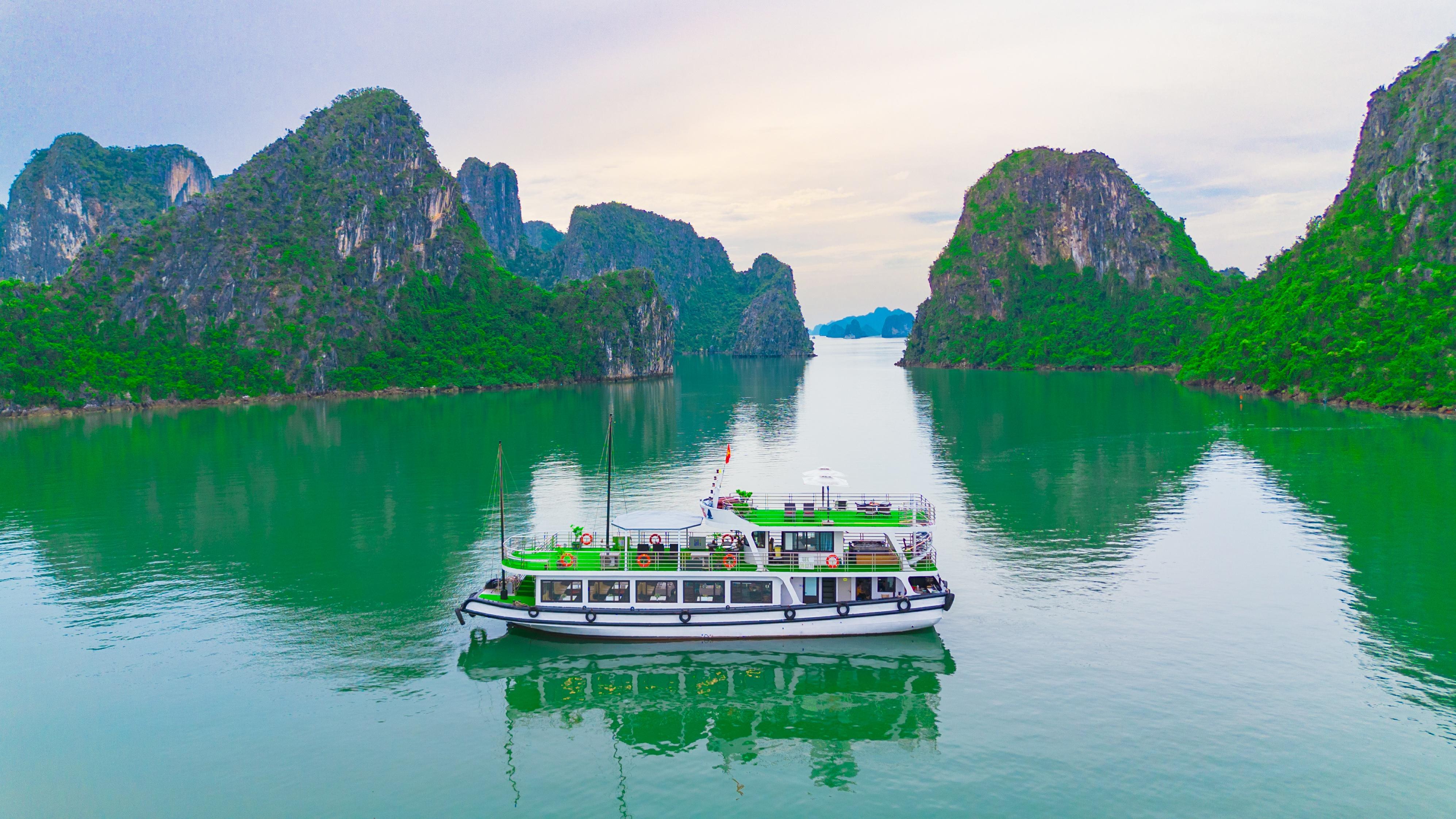 Ha Long Bay Full-Day Cruise: Caves, Kayaking & Scenic Views