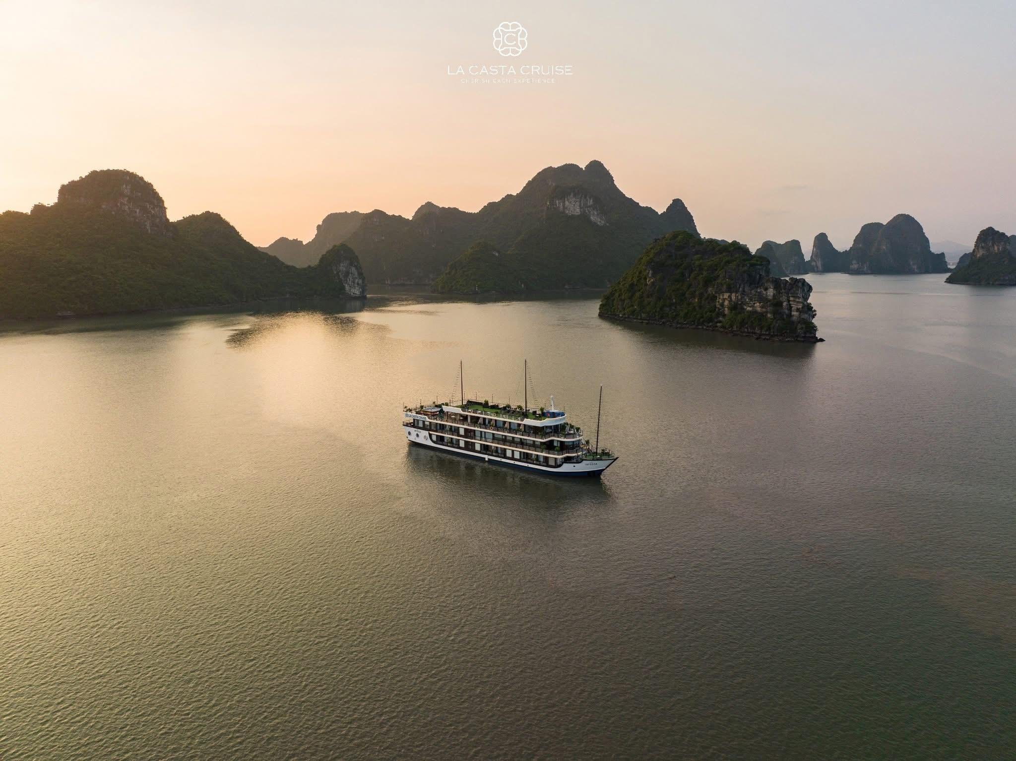 Hanoi: 2-Day Lan Ha & Halong Bay 5-Star Cruise with Private Balcony