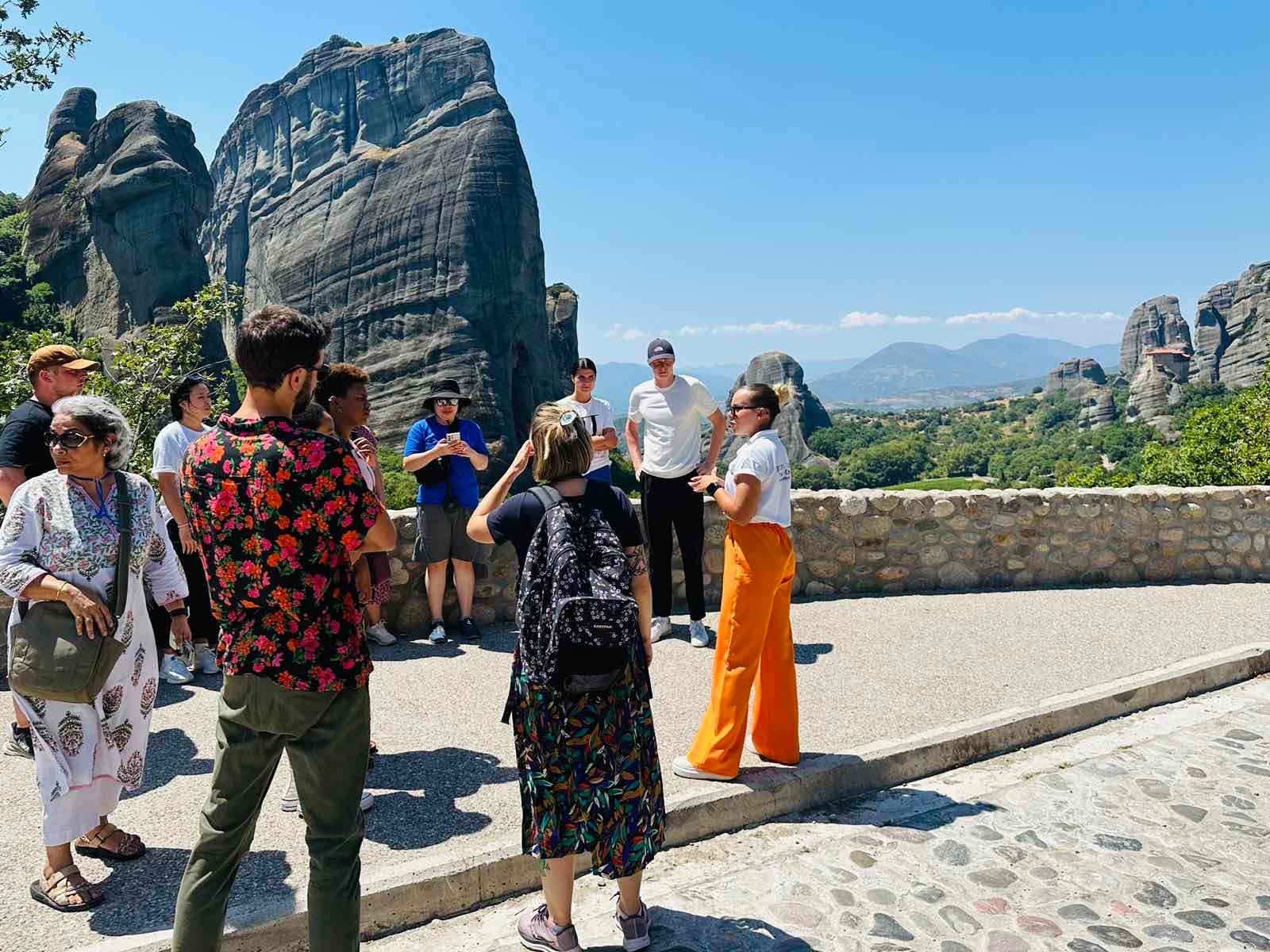 Athens to Meteora: Full-Day Monastery & Caves Tour with Lunch