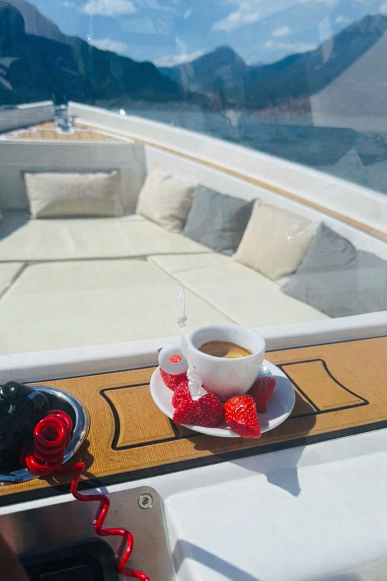 Lake Como: Private Boat Tour with Prosecco