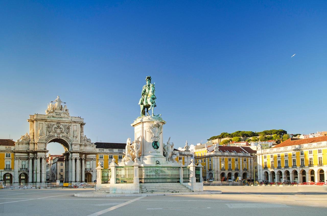 Lisbon tuk-tuk tour — Alfama miradouros and Old Town — image 2