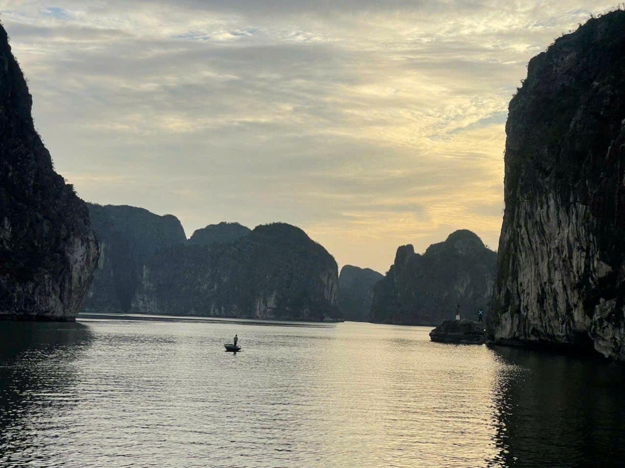 Ha Long Bay Day Trip from Hanoi: Luxury or Standard Cruise with Lunch