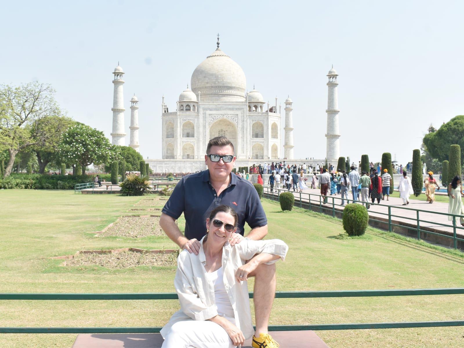 Delhi to Taj Mahal Sunrise Tour with Agra Fort & Pickup