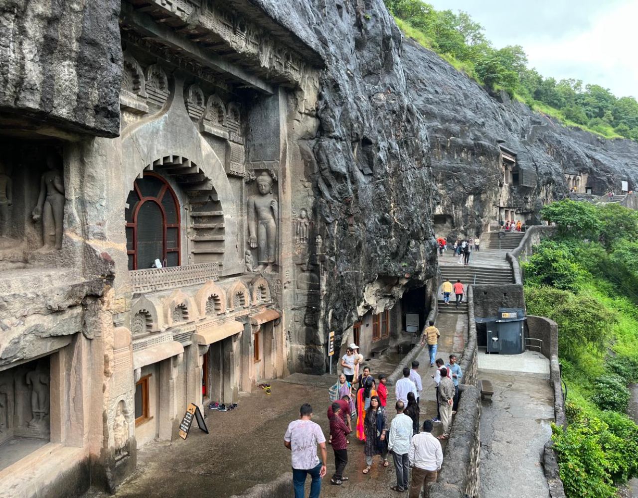 Aurangabad: Ajanta or Ellora Caves & Bibi Ka Maqbara Guided Day Tour