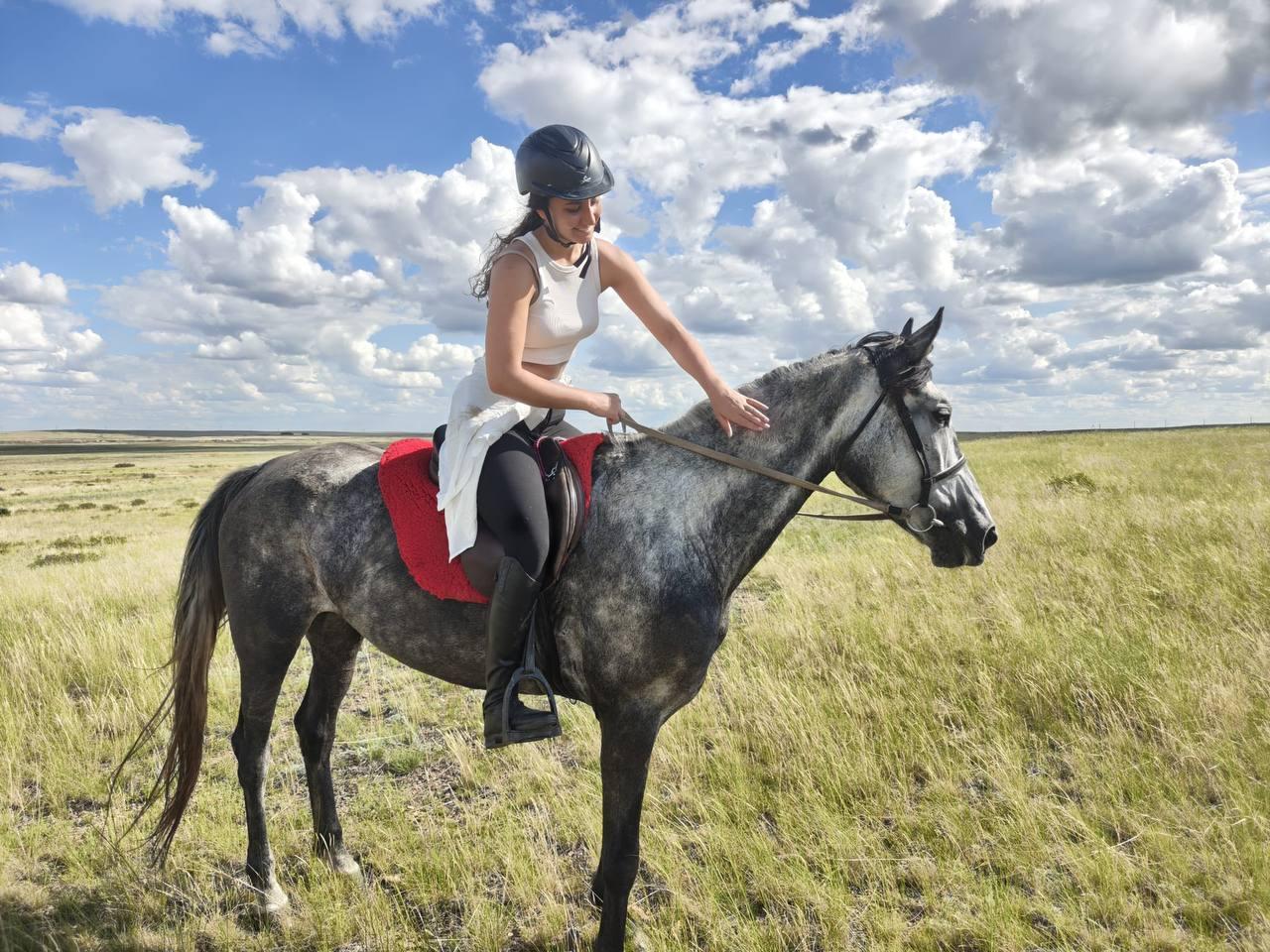 Aventura de 7 días entre rancho y ciudad: equitación en la estepa kazaja y exploración de Astaná