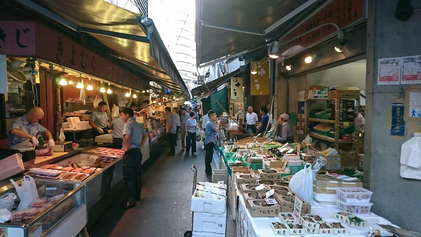 Tsukiji fish market tour — outer market stalls, street food and Tsukiji Hongwanji — image 27