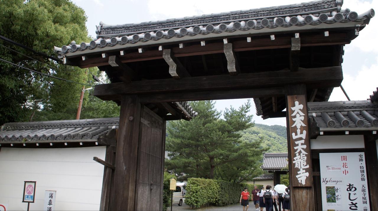 嵐山のハイライト：竹林、禅寺、モンキーパーク散策