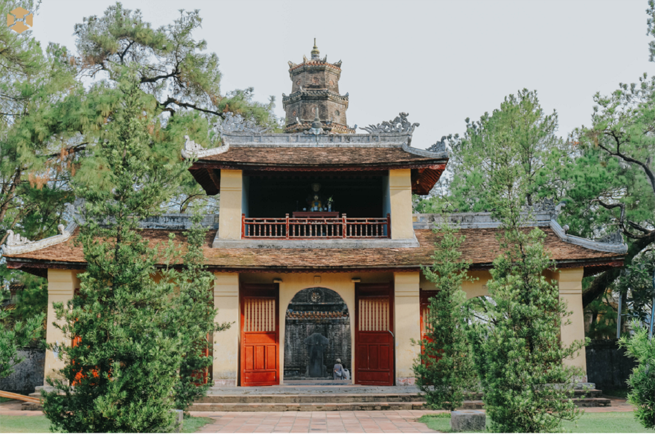 Hue: Private Dragon Boat, Pagoda, and Imperial Tombs Expedition