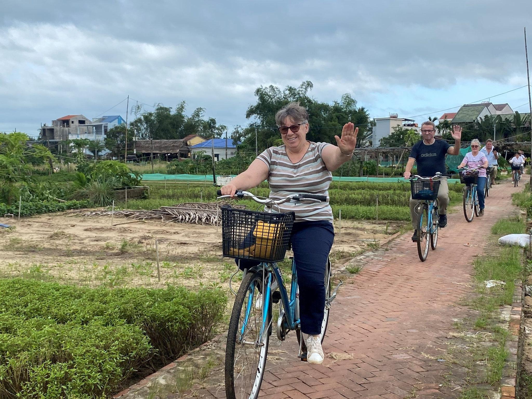 Tra Que Village Cycling, Farm Experience & Cooking Workshop