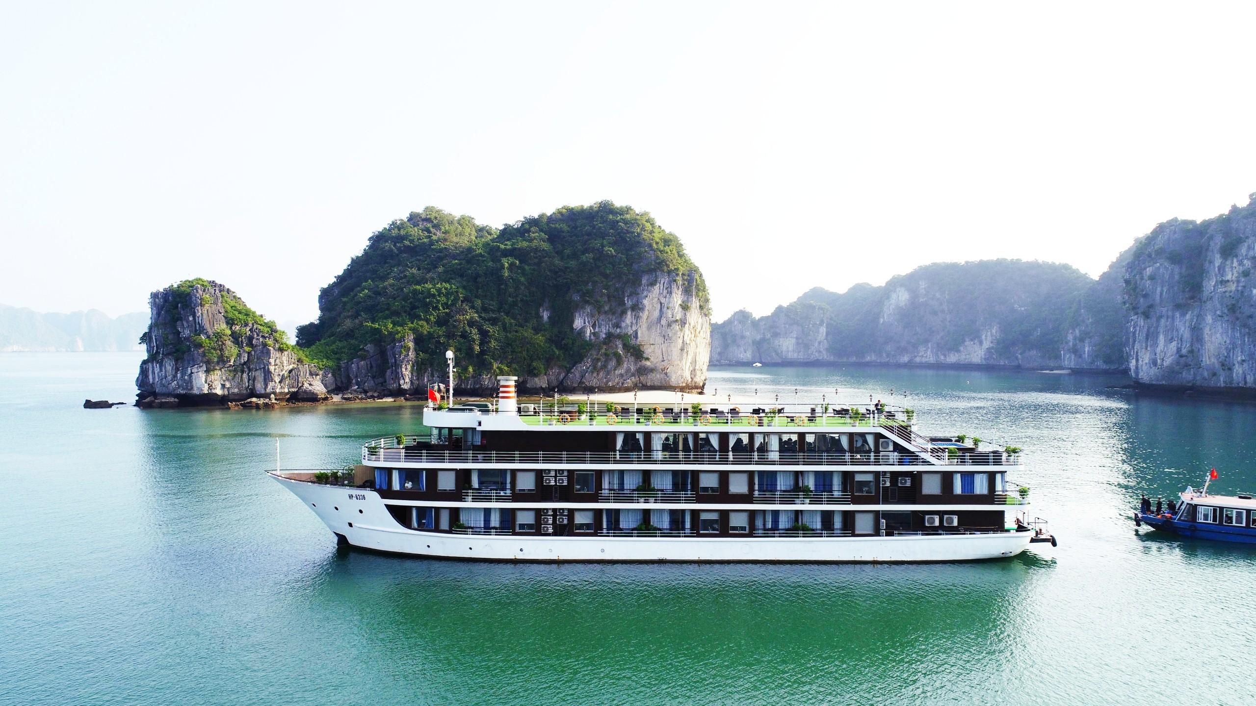 Hanoi: 2-Day Lan Ha & Halong Bay 5-Star Cruise with Private Balcony