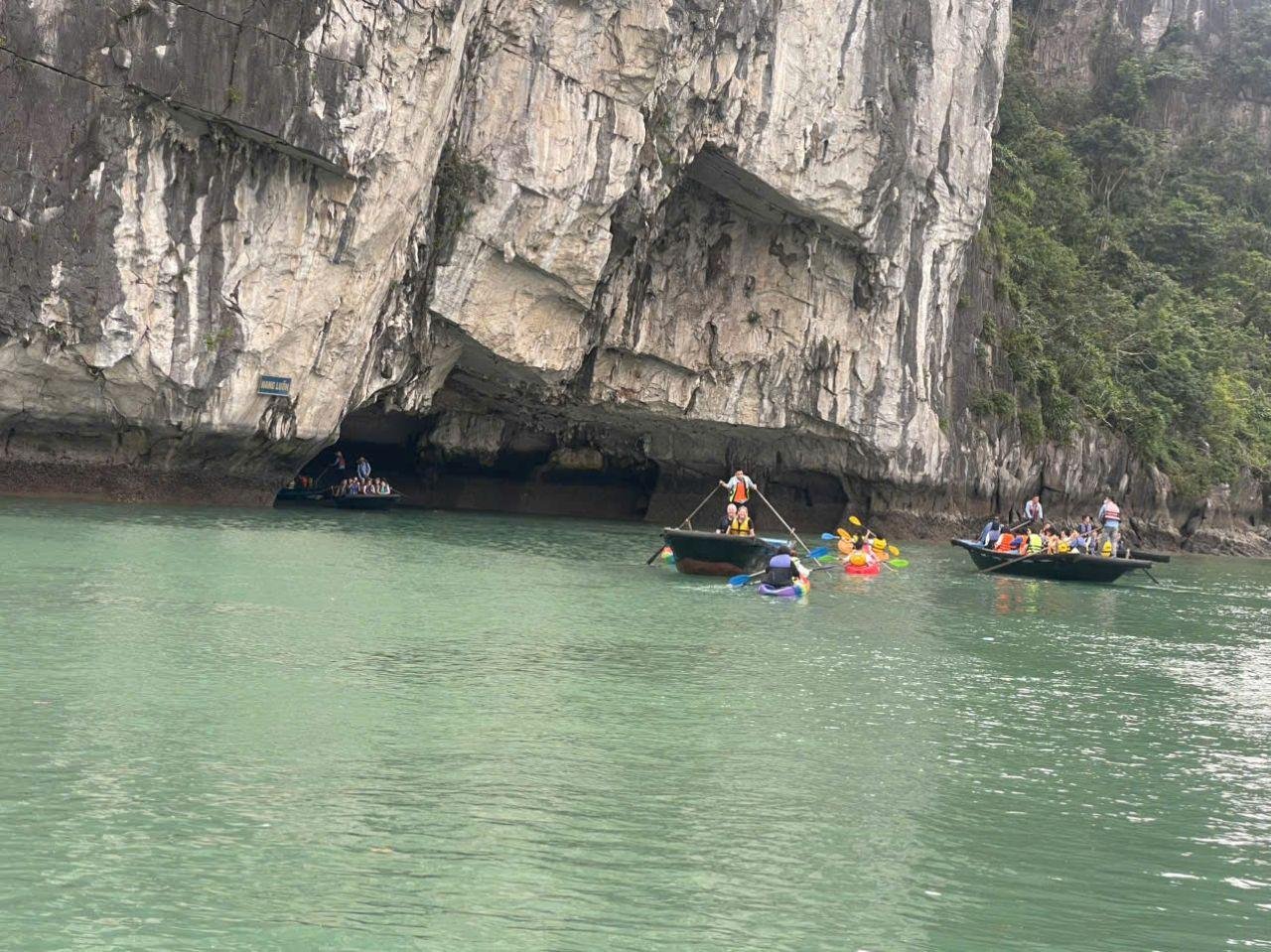Ha Long Bay Day Trip from Hanoi: Luxury or Standard Cruise with Lunch