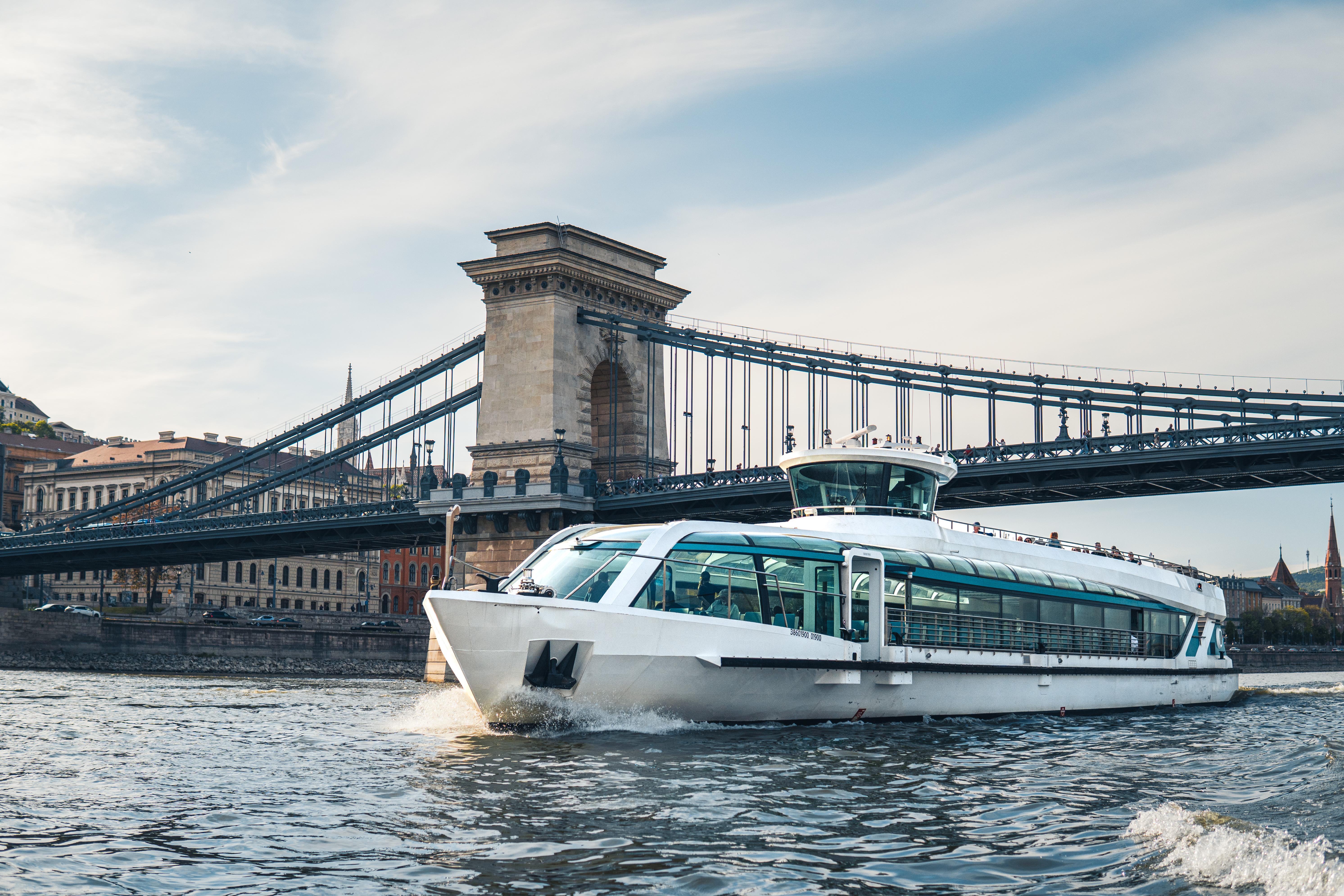 Budapest: Daytime Sightseeing Boat Cruise