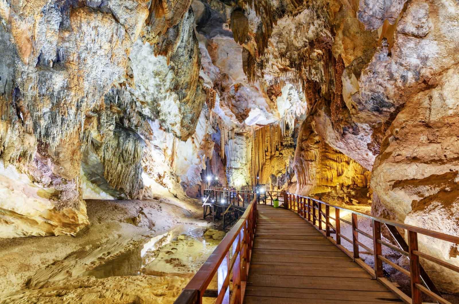 Phong Nha Cave boat tour Son River dragon boat and Paradise Cave karst — image 82