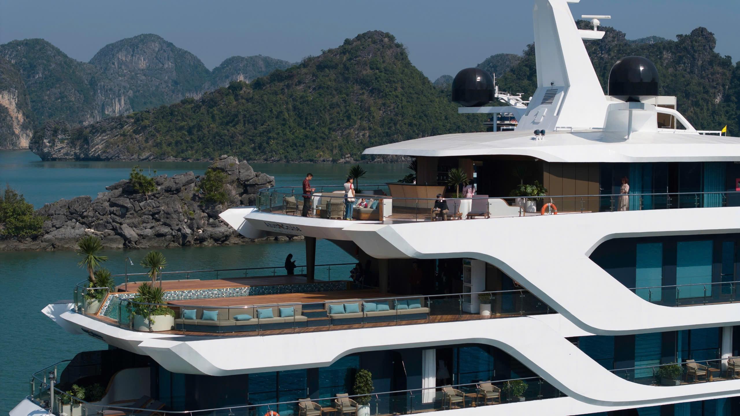 2-Day Lan Ha & Ha Long Bay Luxury Cruise with Free Hanoi Transfer