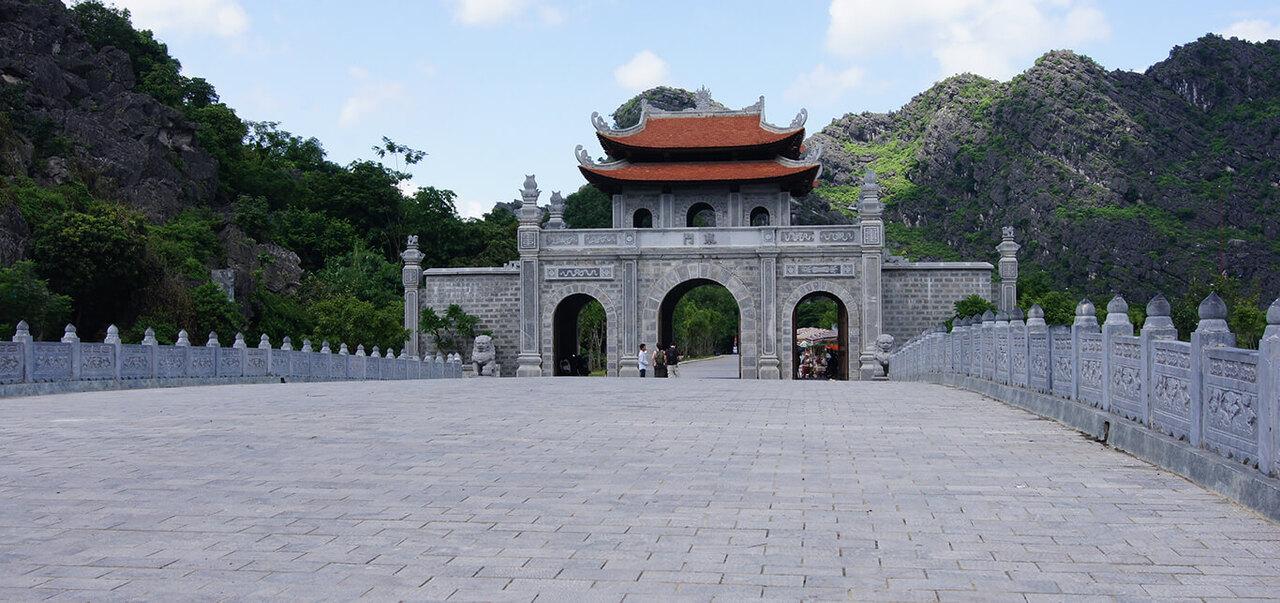 Private Ninh Binh Full-Day Tour: Hoa Lu, Bai Dinh, Trang An & Mua Cave