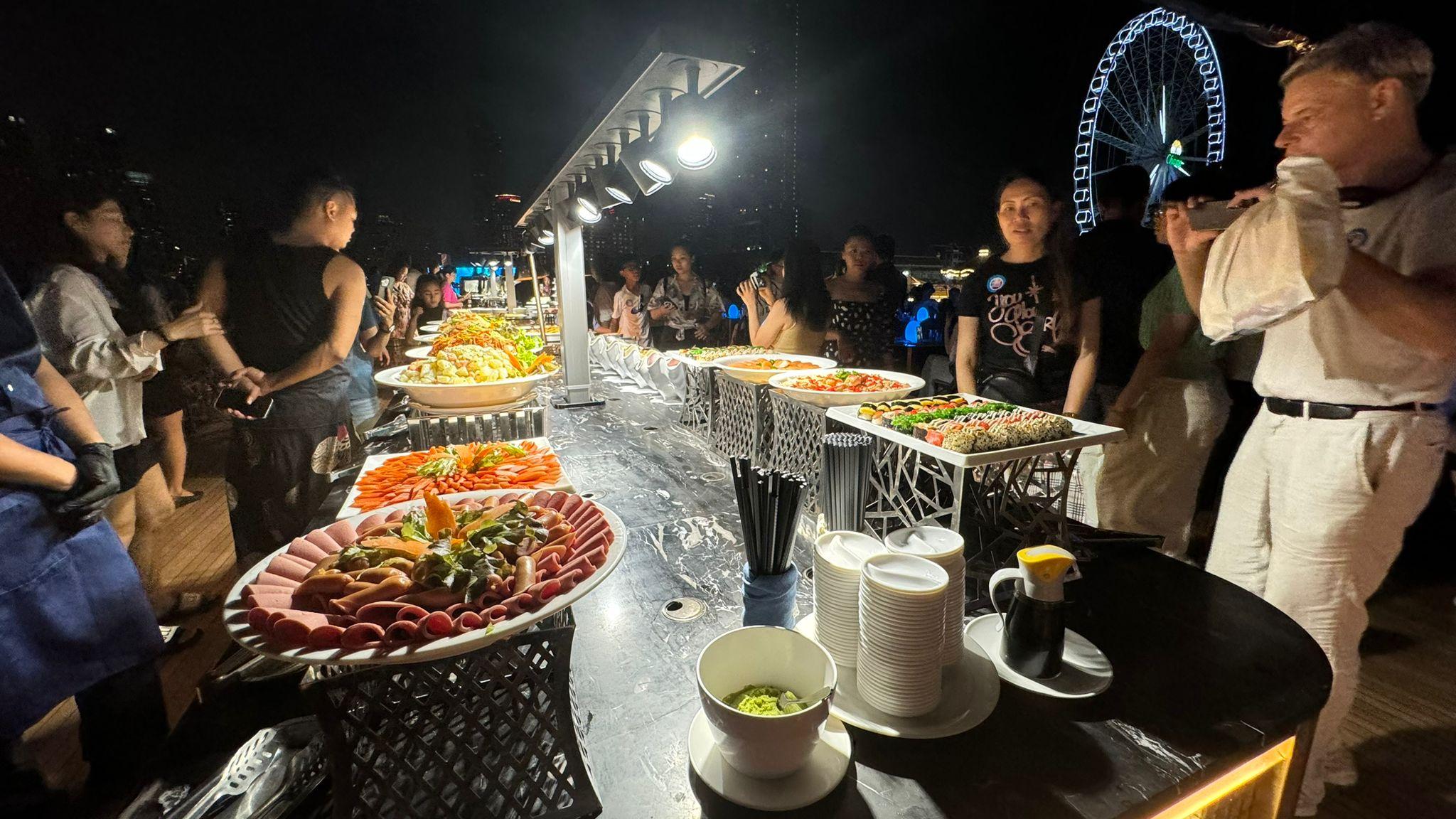 Bangkok Chao Phraya River Dinner Cruise with Unlimited Beer