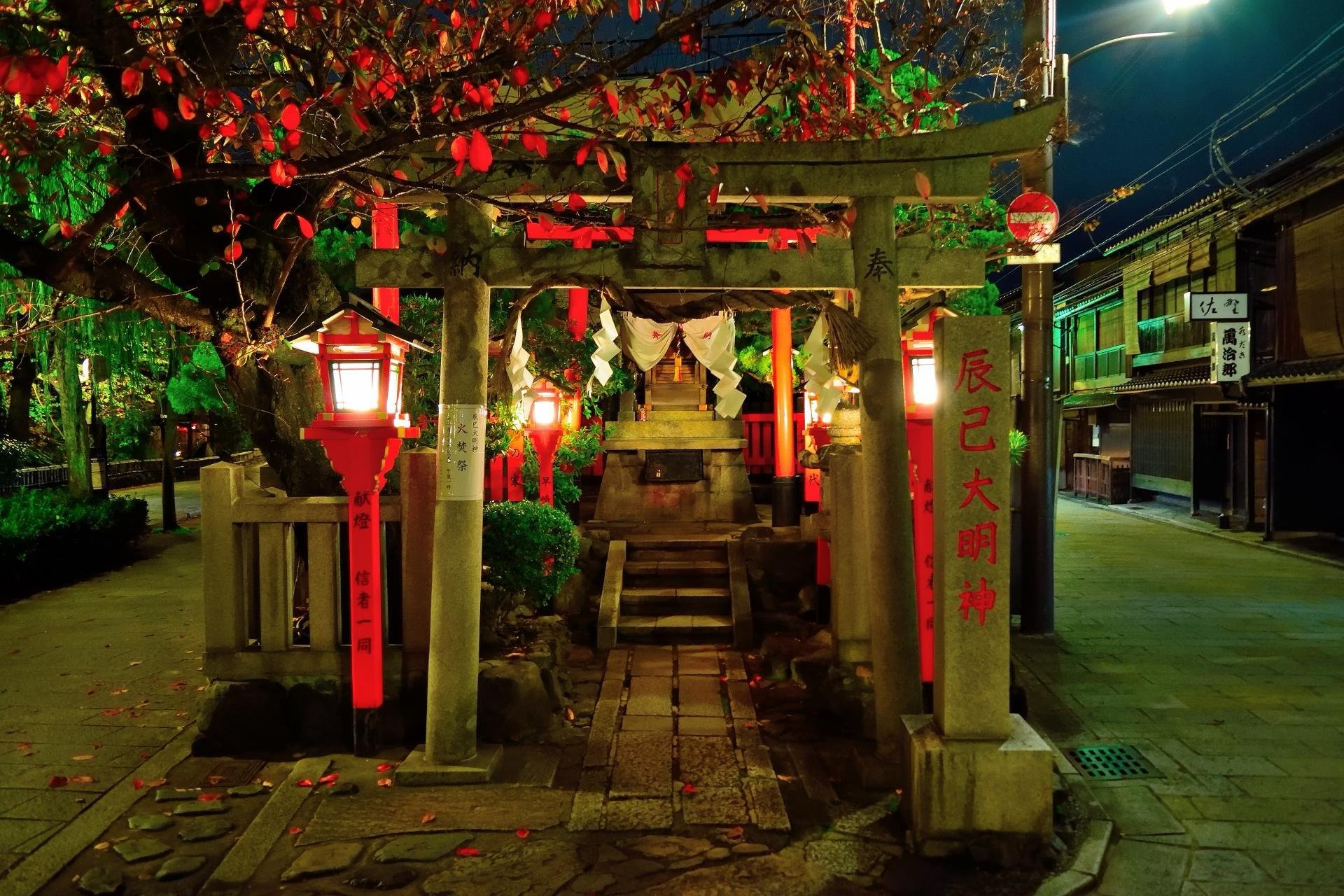 Gion Corner Kyoto - evening streets and teahouse district around the theatre — image 5