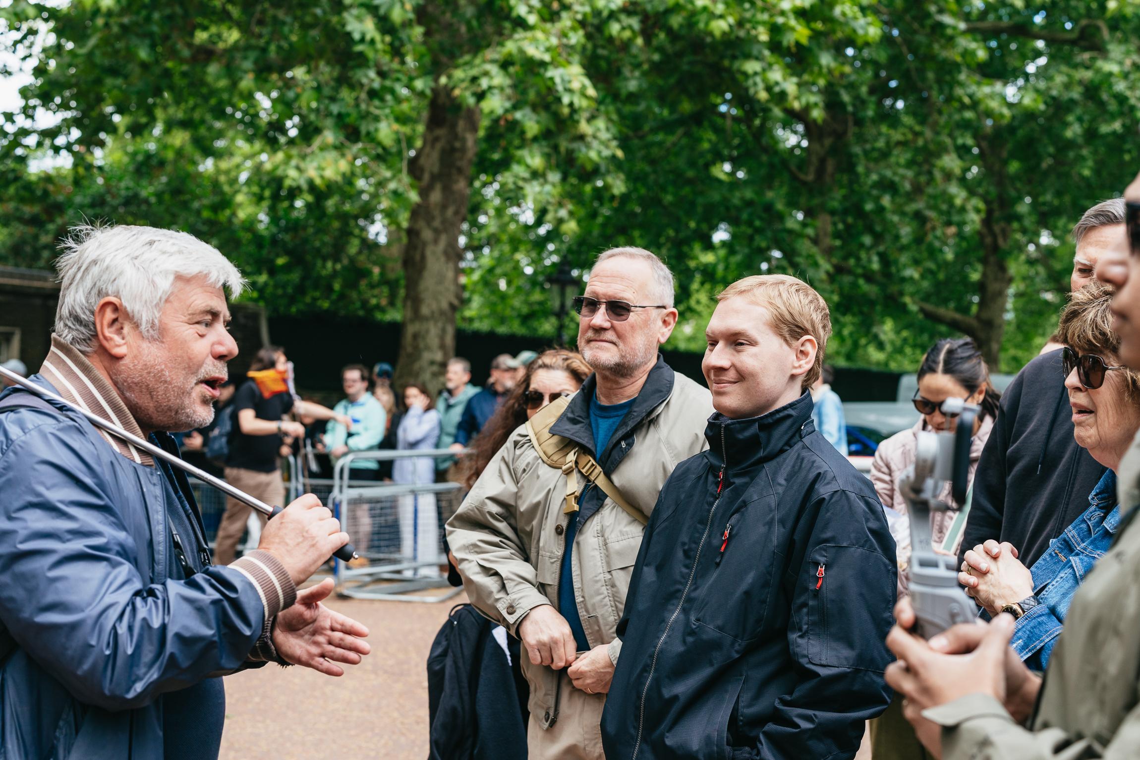 London: Changing of The Guard Tour with Expert Guide - Buckingham Palace tour and royal London scenery