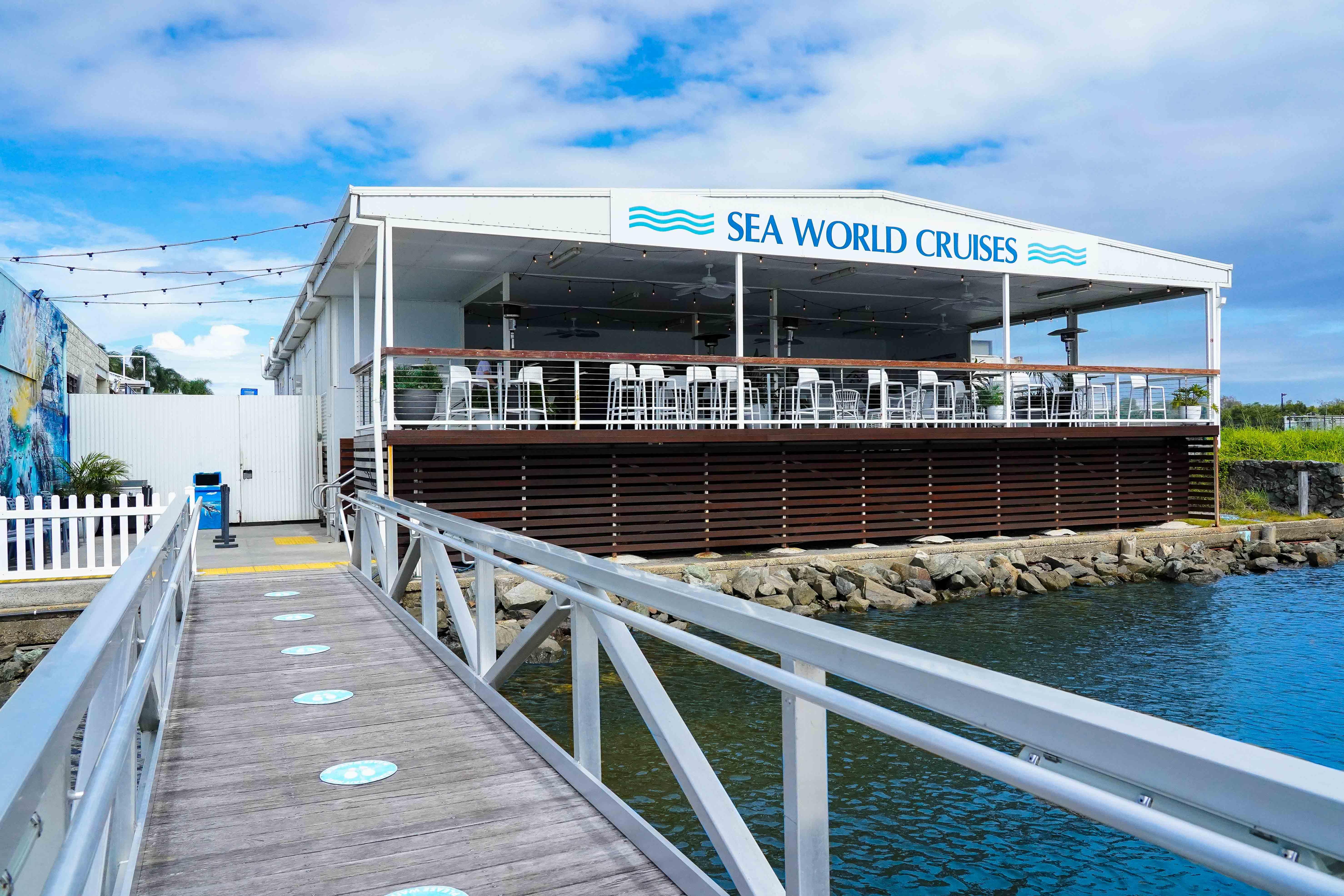 Gold Coast: Whale Watching Cruise & Sea World Entry