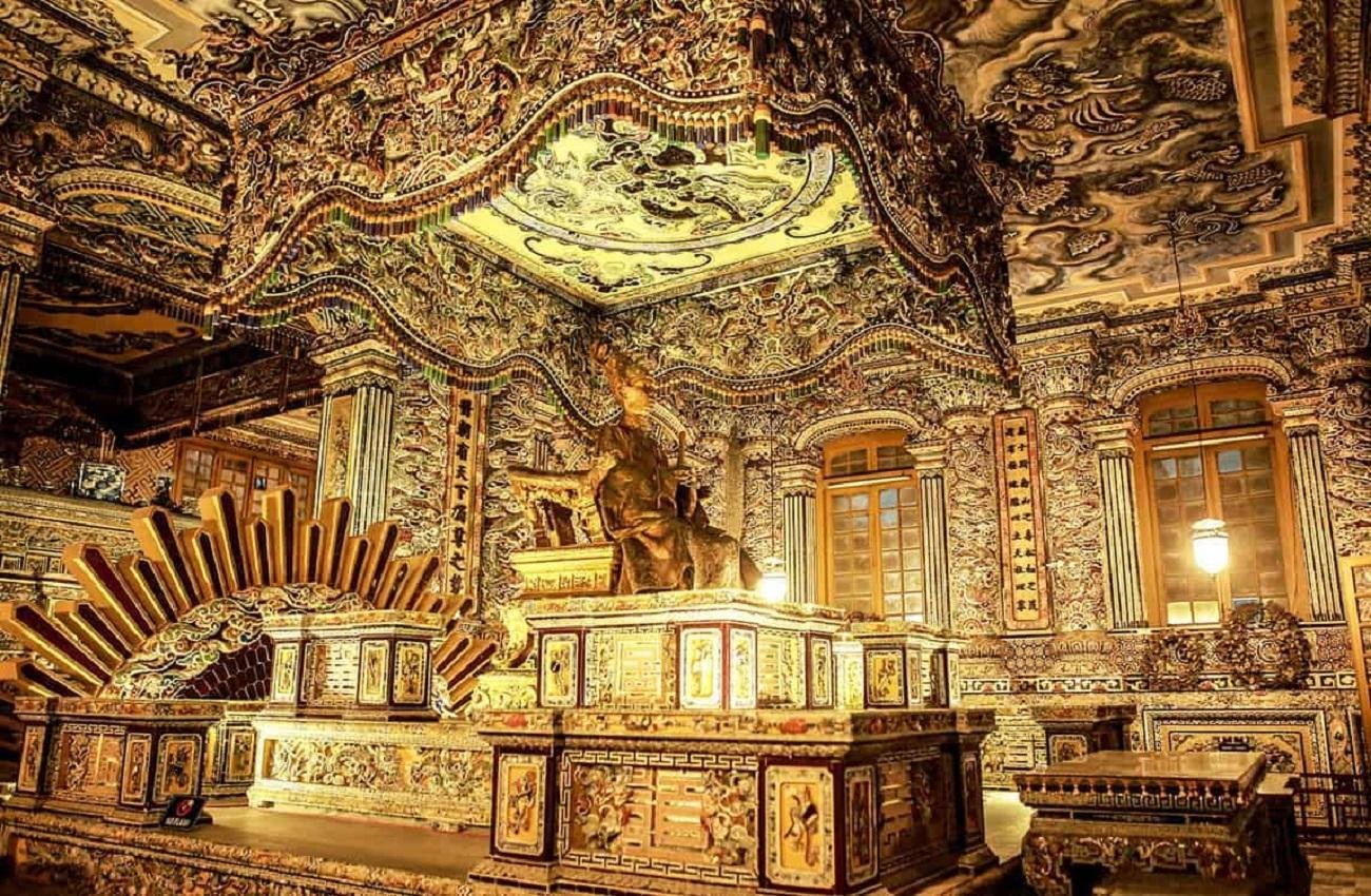 Hue: Private Dragon Boat, Pagoda, and Imperial Tombs Expedition