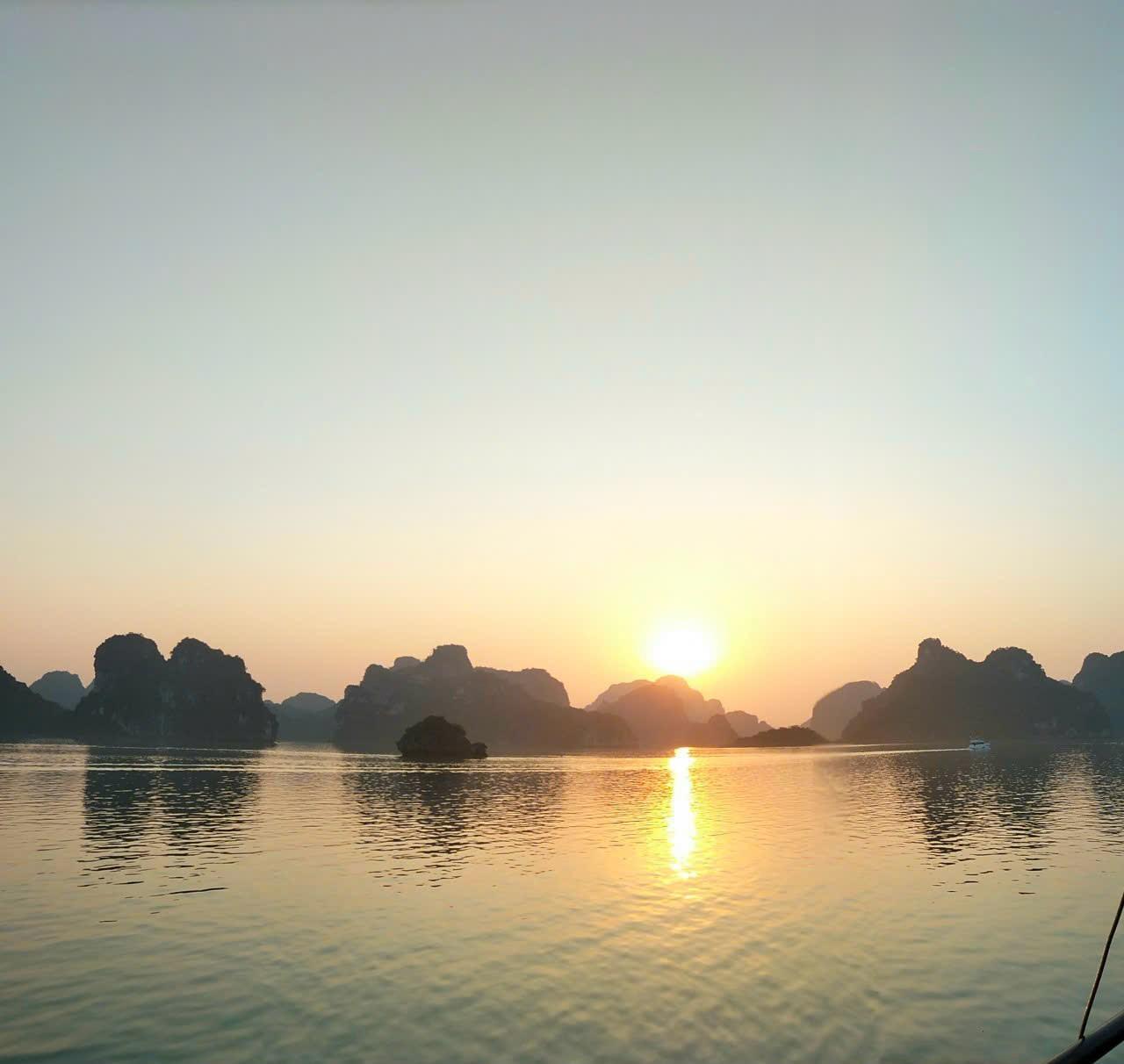 Ha Long Bay Full-Day Cruise: Caves, Kayaking & Scenic Views