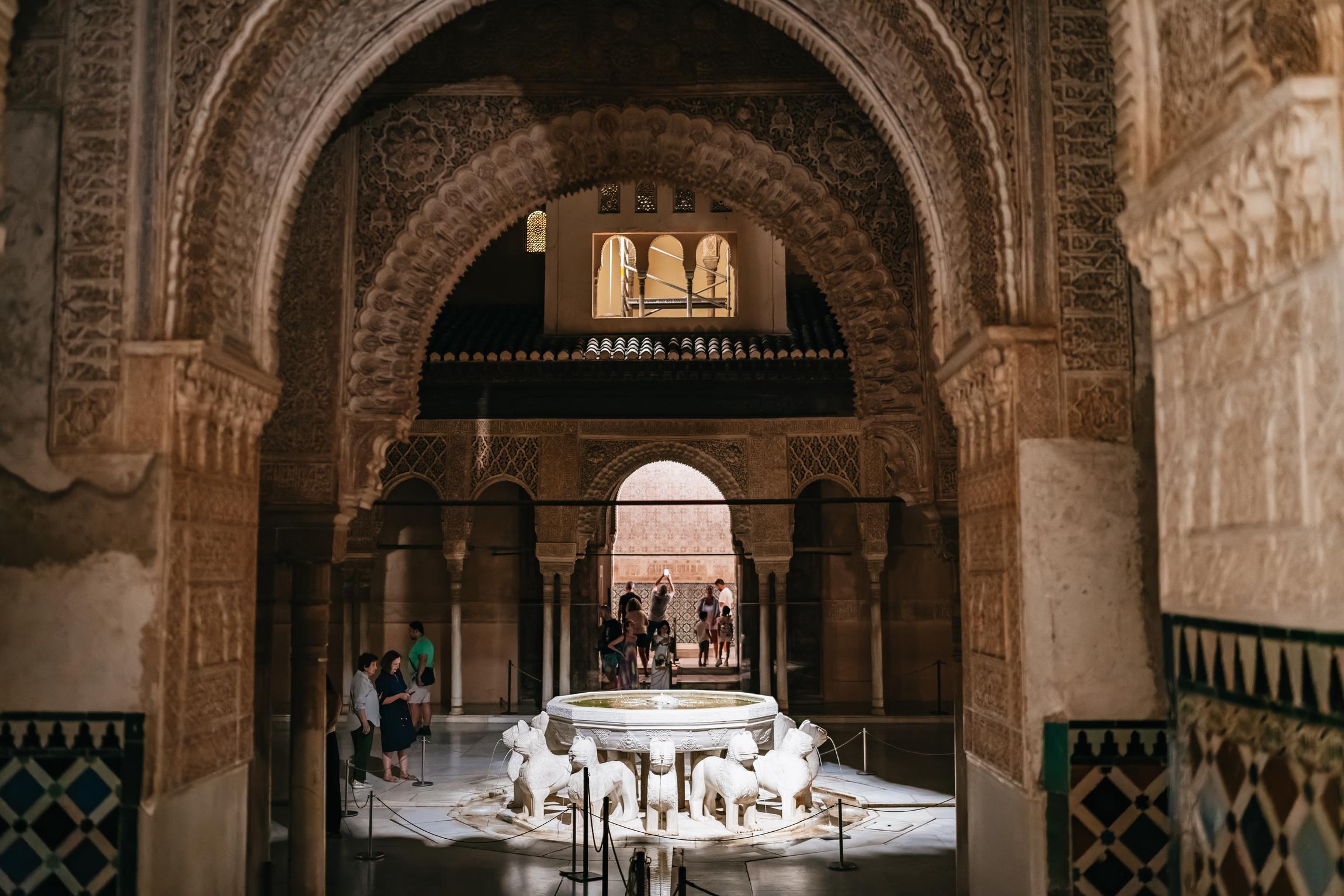 Alhambra & Nasrid Palaces: Exclusive Evening Guided Tour