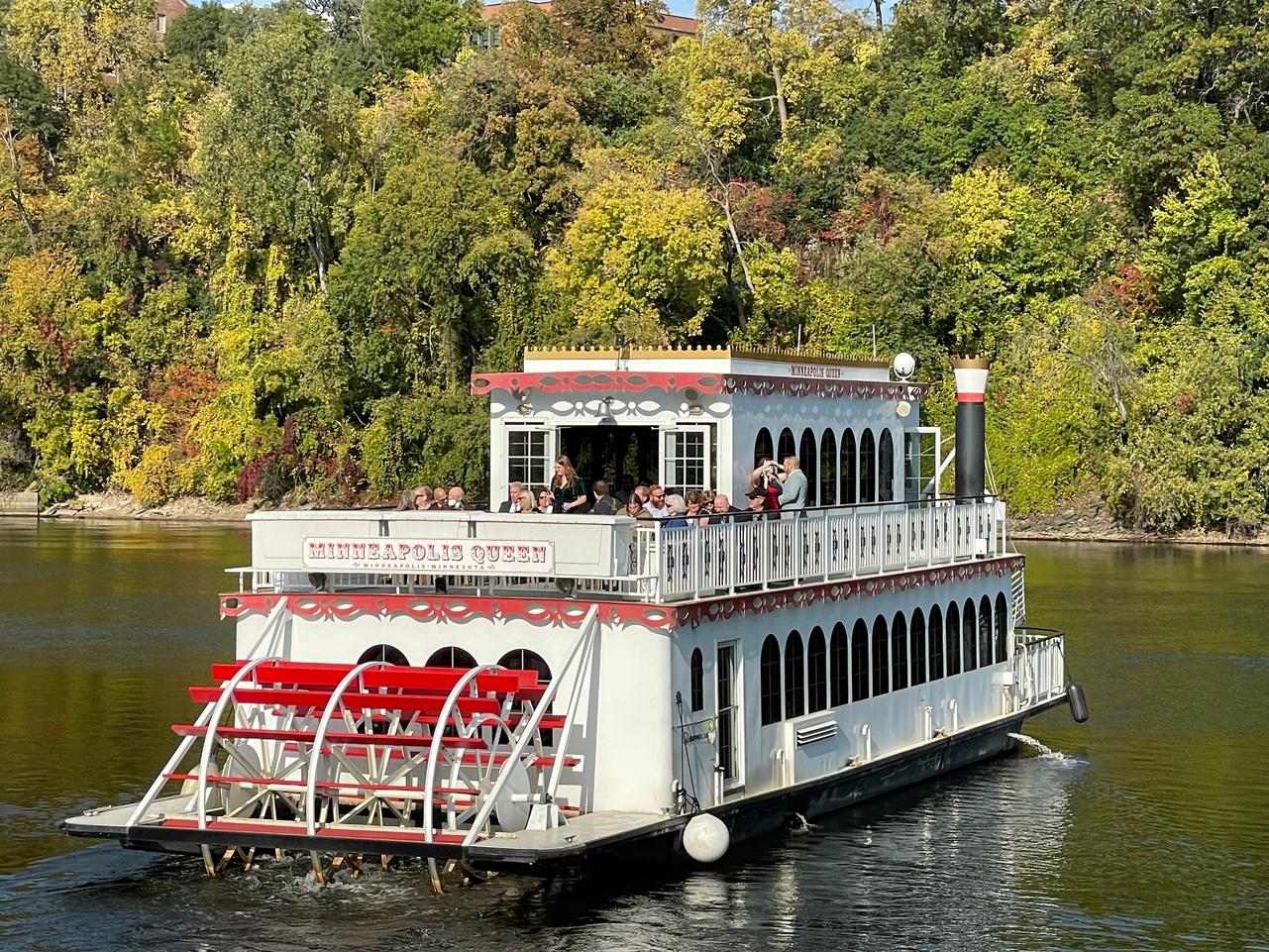 Mississippi River Paddle-Wheel Cruise with Live Commentary