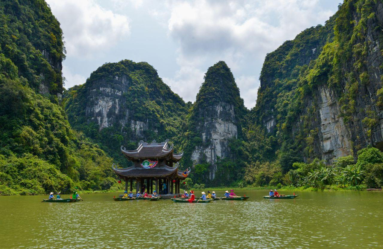 Hanoi to Ninh Binh: Hoa Lu, Trang An & Mua Cave Day Tour