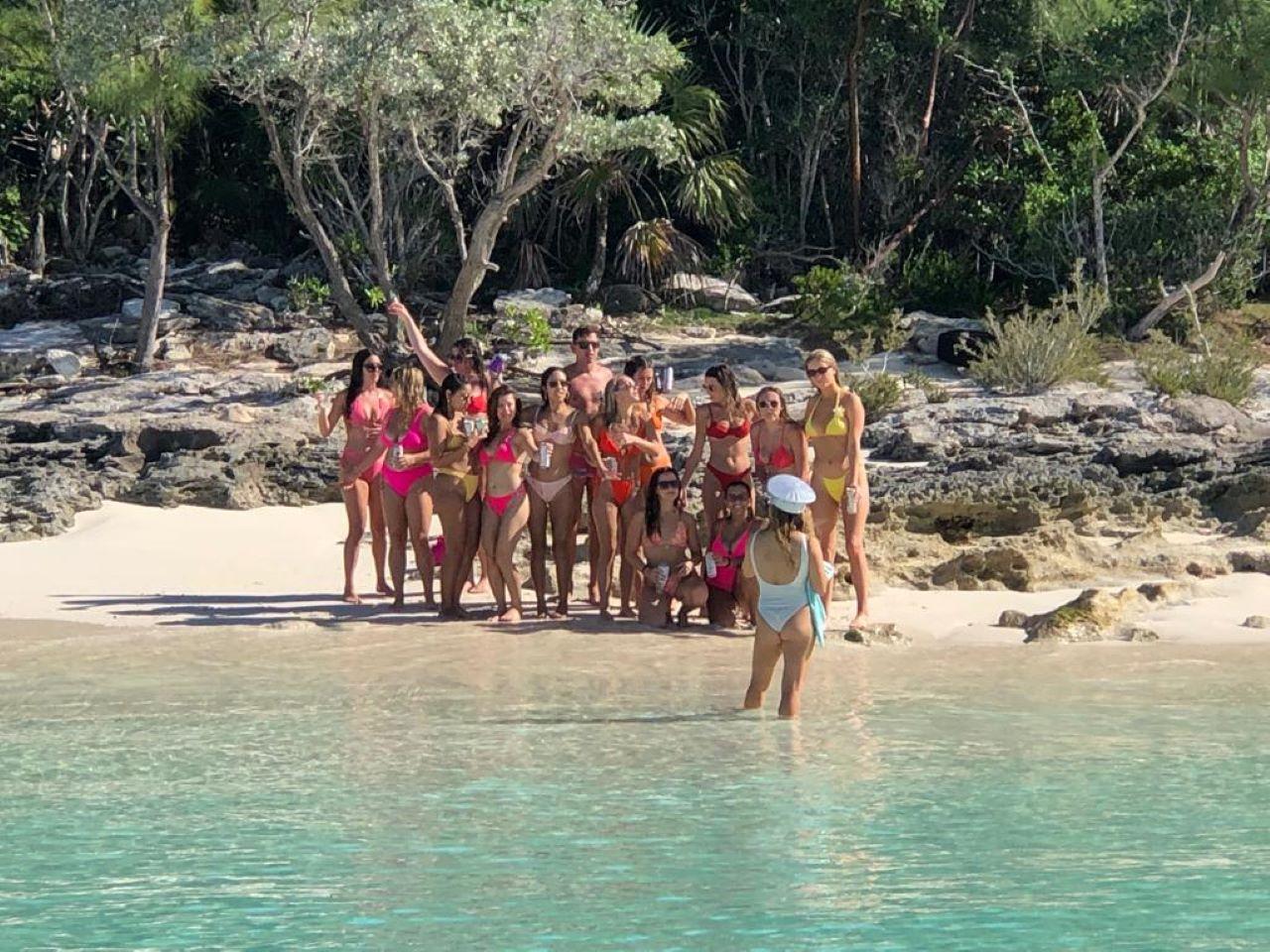 Nassau 3-Island Speedboat Adventure: Pigs, Turtles & Snorkeling