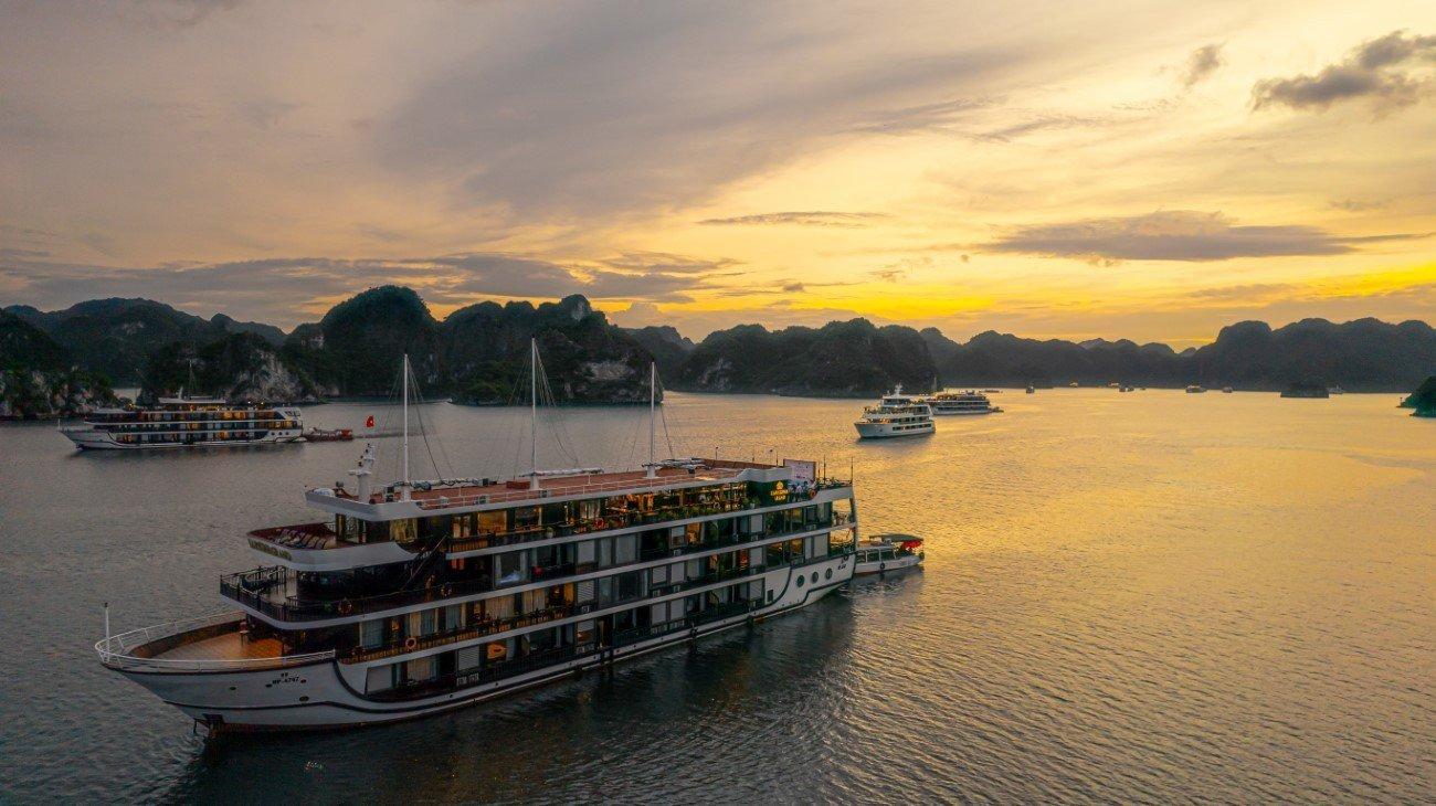 Ha Long & Lan Ha Bay 3-Day Cruise with Private Balcony