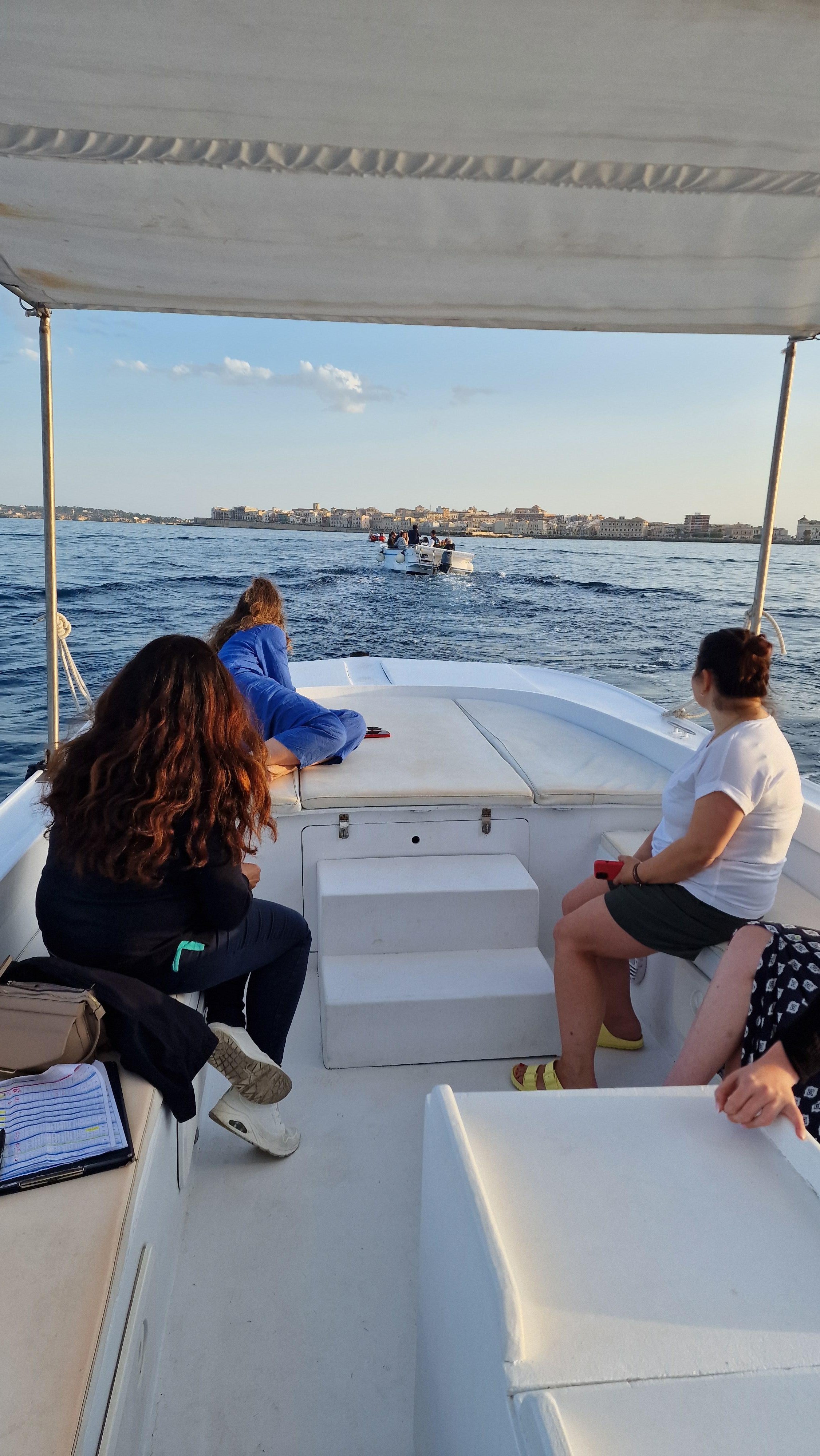 Siracusa: Ortigia & Sea Caves Boat Tour w/ Prosecco & Fruit