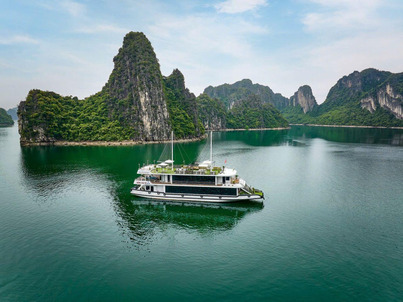 Ha Long Bay Day Trip from Hanoi: Luxury or Standard Cruise with Lunch
