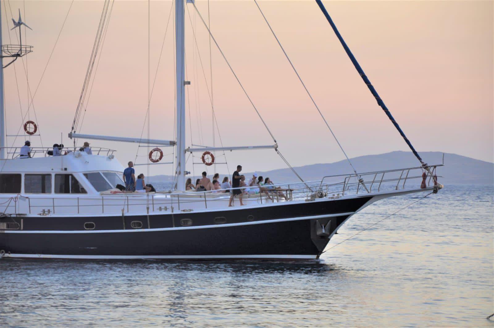 Mykonos Sunset Coastal Cruise with Dinner & Drinks