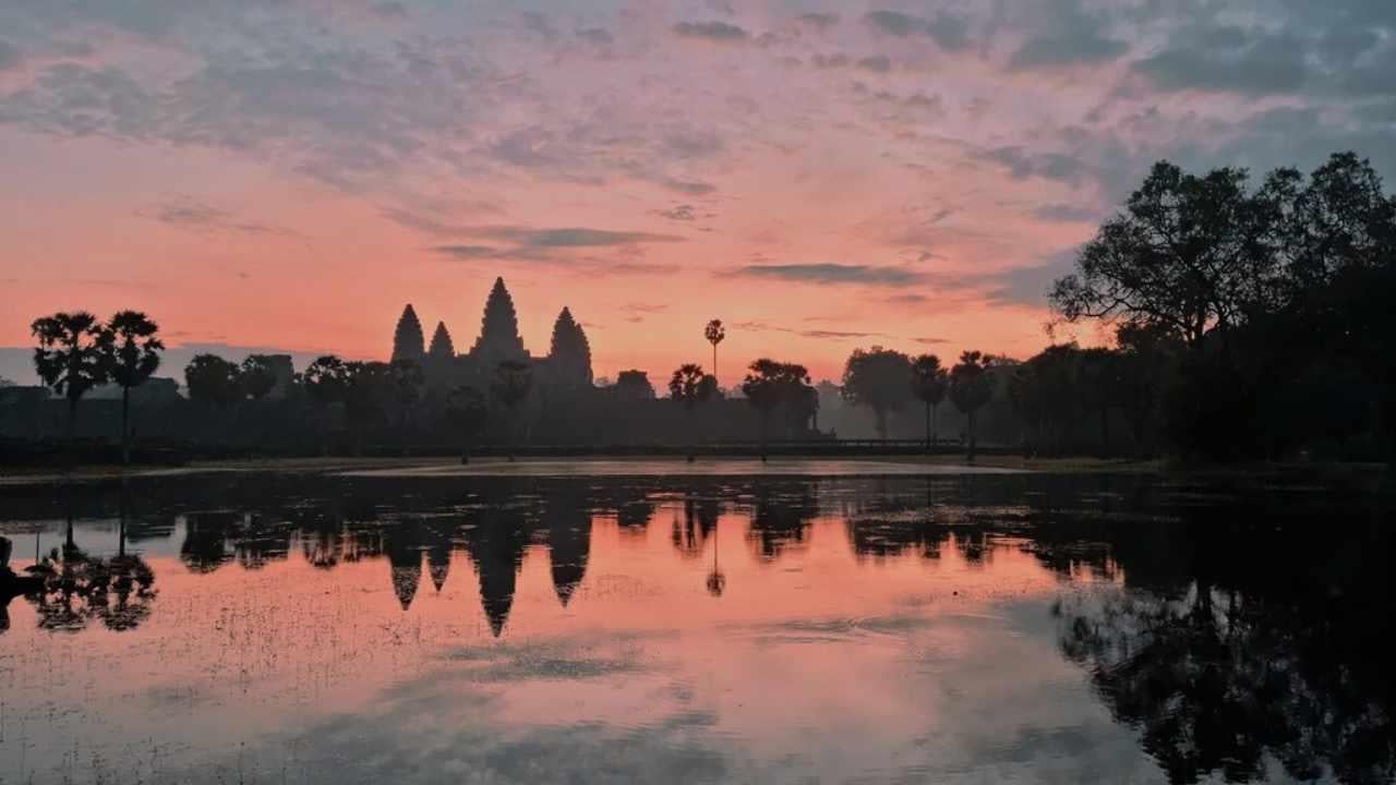 Angkor Wat Sunrise & Tonle Sap 2.5-Day Small Group Expedition