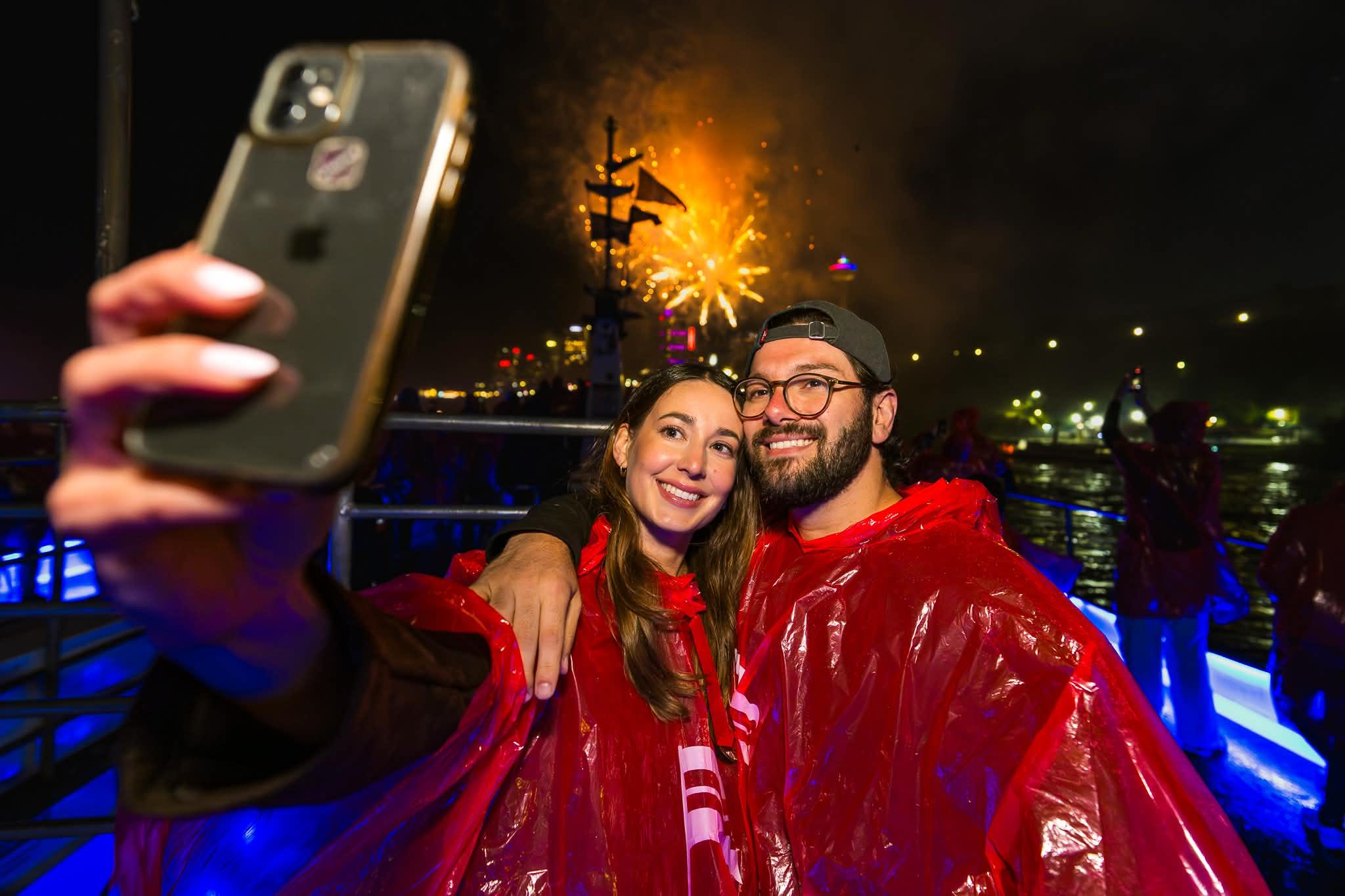 Niagara Falls Night Tour: Dinner, Fireworks Cruise & Illumination Tower