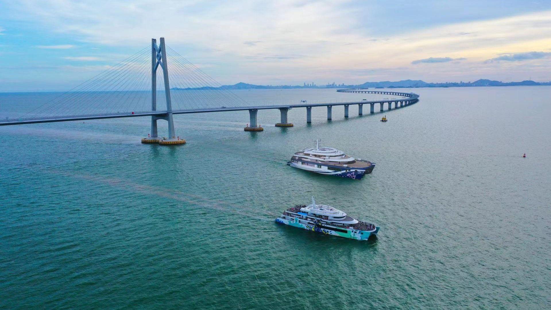 Hong Kong-Zhuhai-Macao Bridge Sightseeing Cruise from Shenzhen