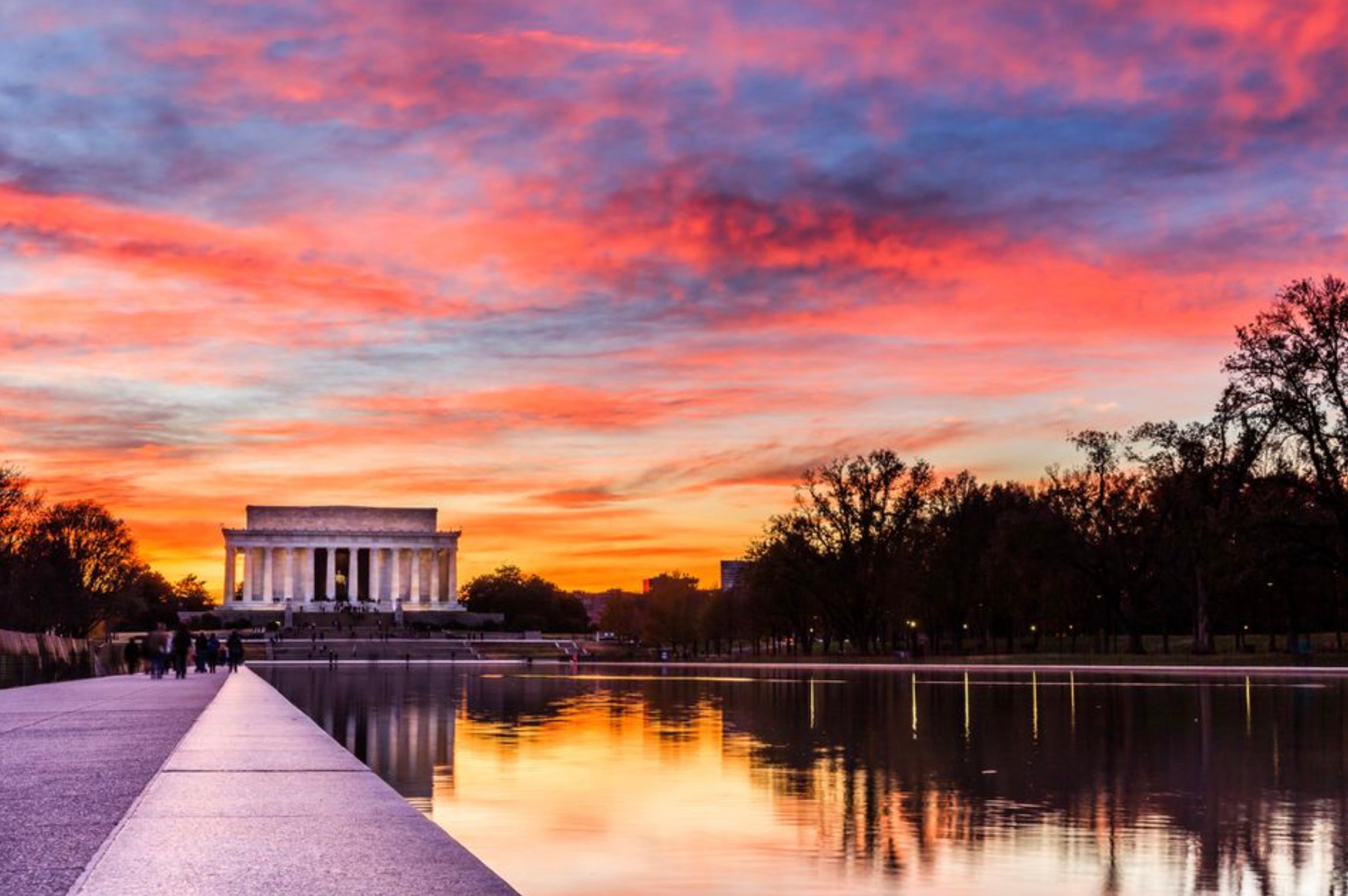 DC Sunset Monuments & Memorials Walking Tour