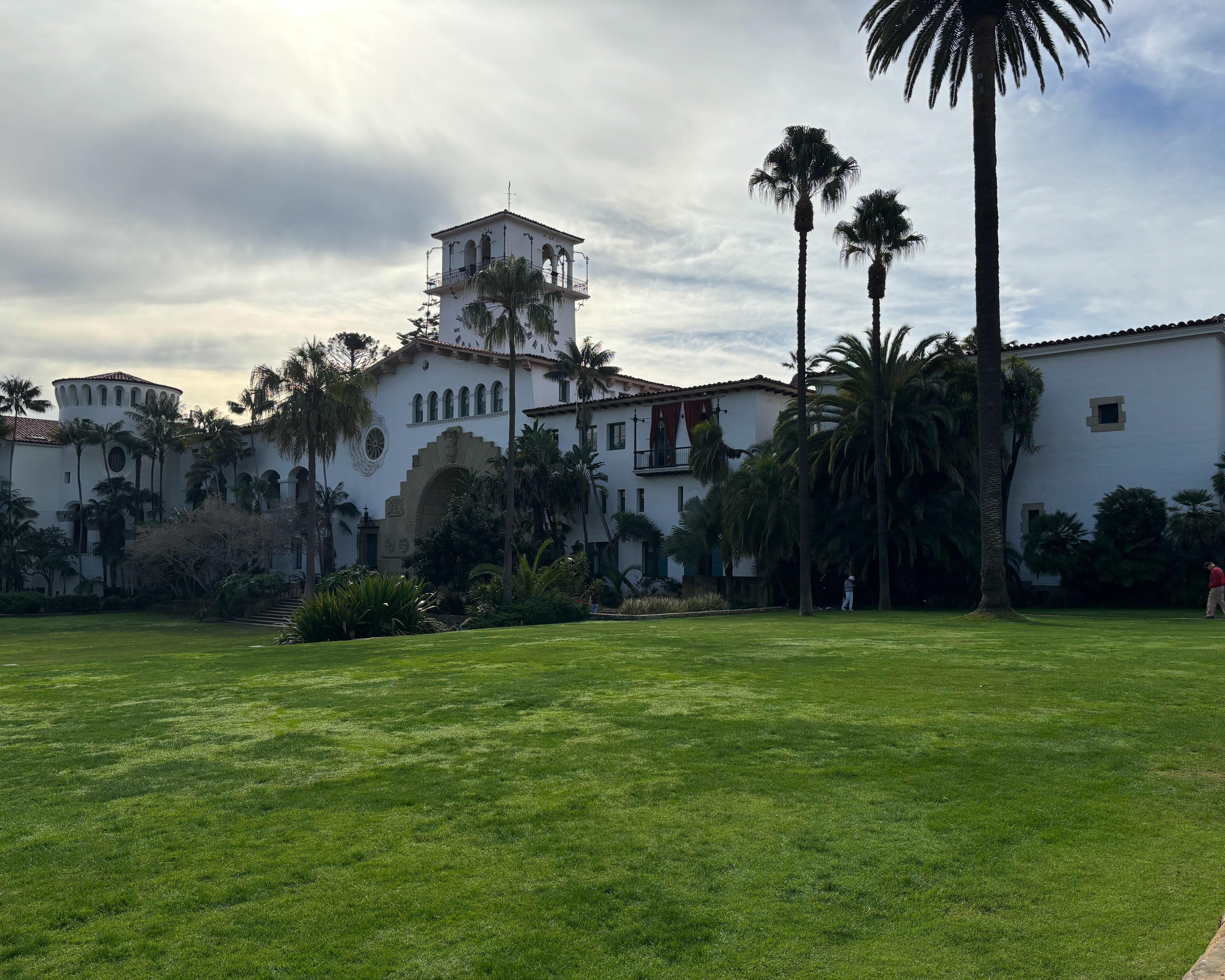 E-Bike-Fahrer auf dem Weg an der Uferpromenade von Santa Barbara
