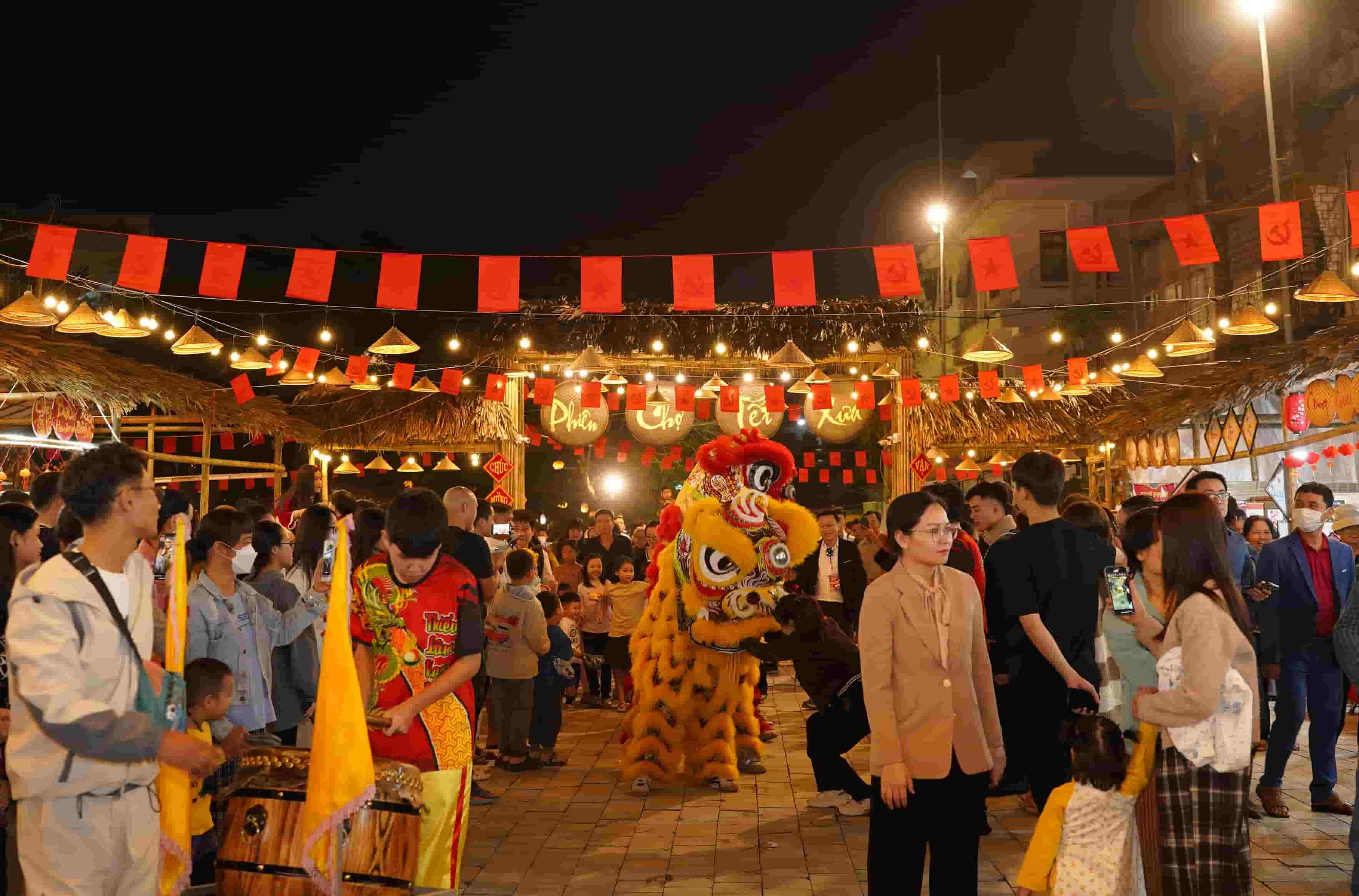 Ninh Binh Night Tour: Bai Dinh Pagoda & Hoa Lu Ancient Town