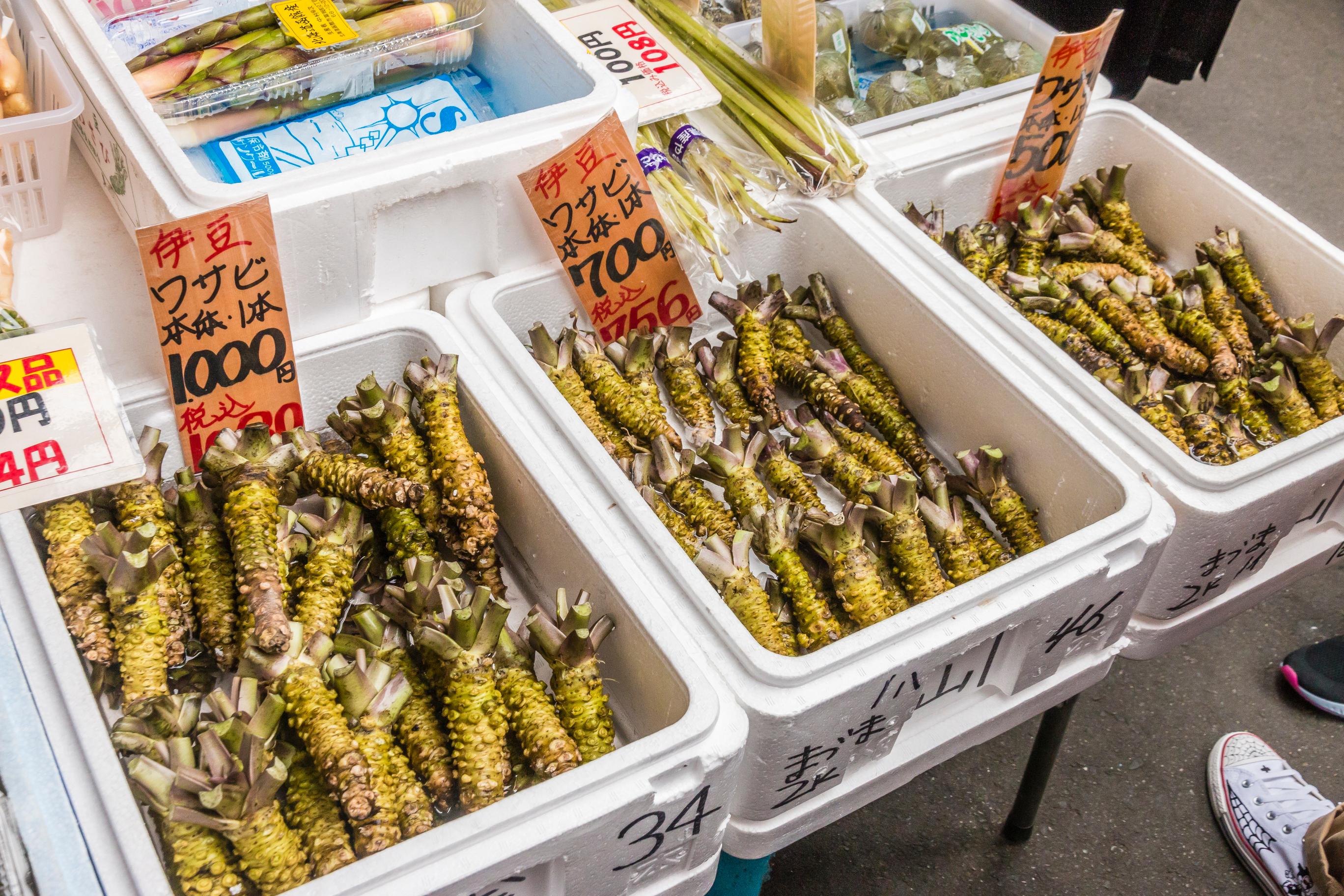 Tsukiji fish market tour — outer market stalls, street food and Tsukiji Hongwanji — image 29
