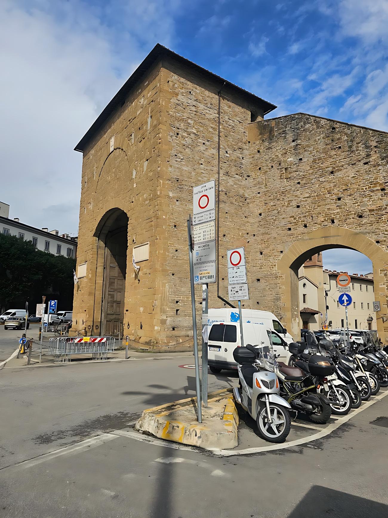 Florence: Michelangelo Hill Panoramic Tour with Food Tasting