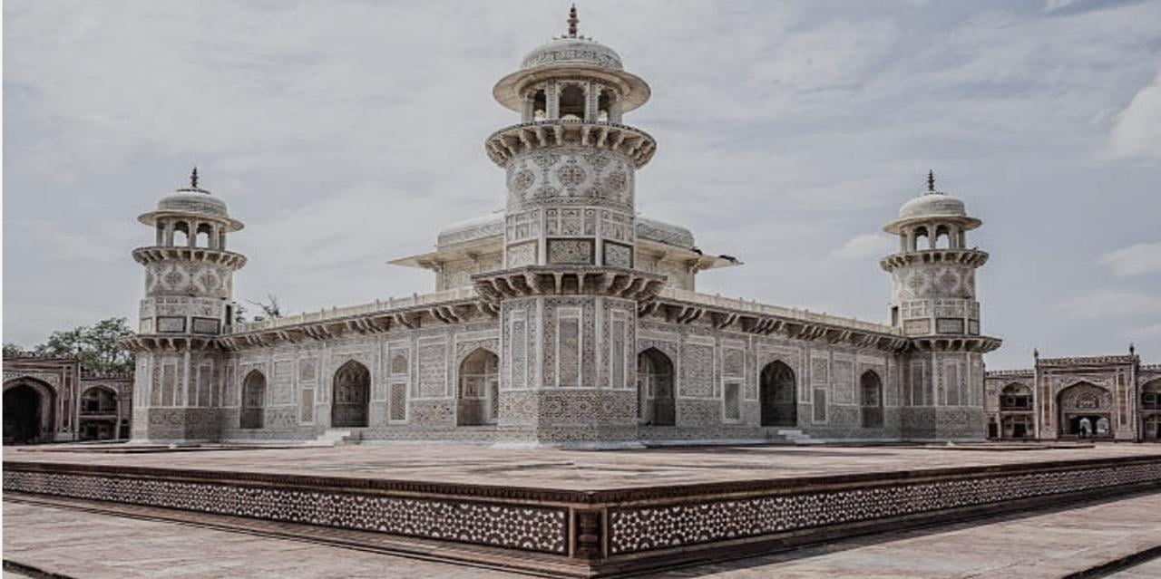 Agra Heritage Tour: Taj Mahal, Agra Fort & Baby Taj with Entry Tickets