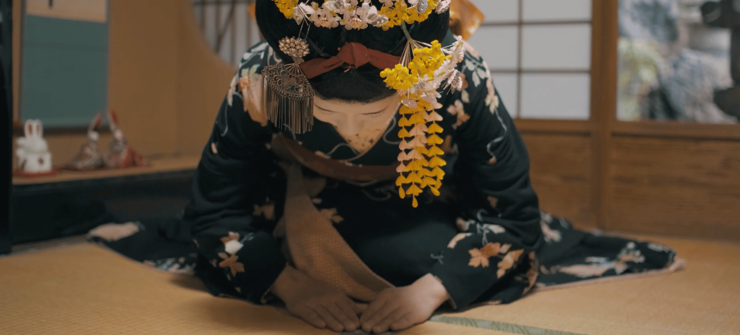 Gion Walking Tour with Maiko Geisha Performance & Meal