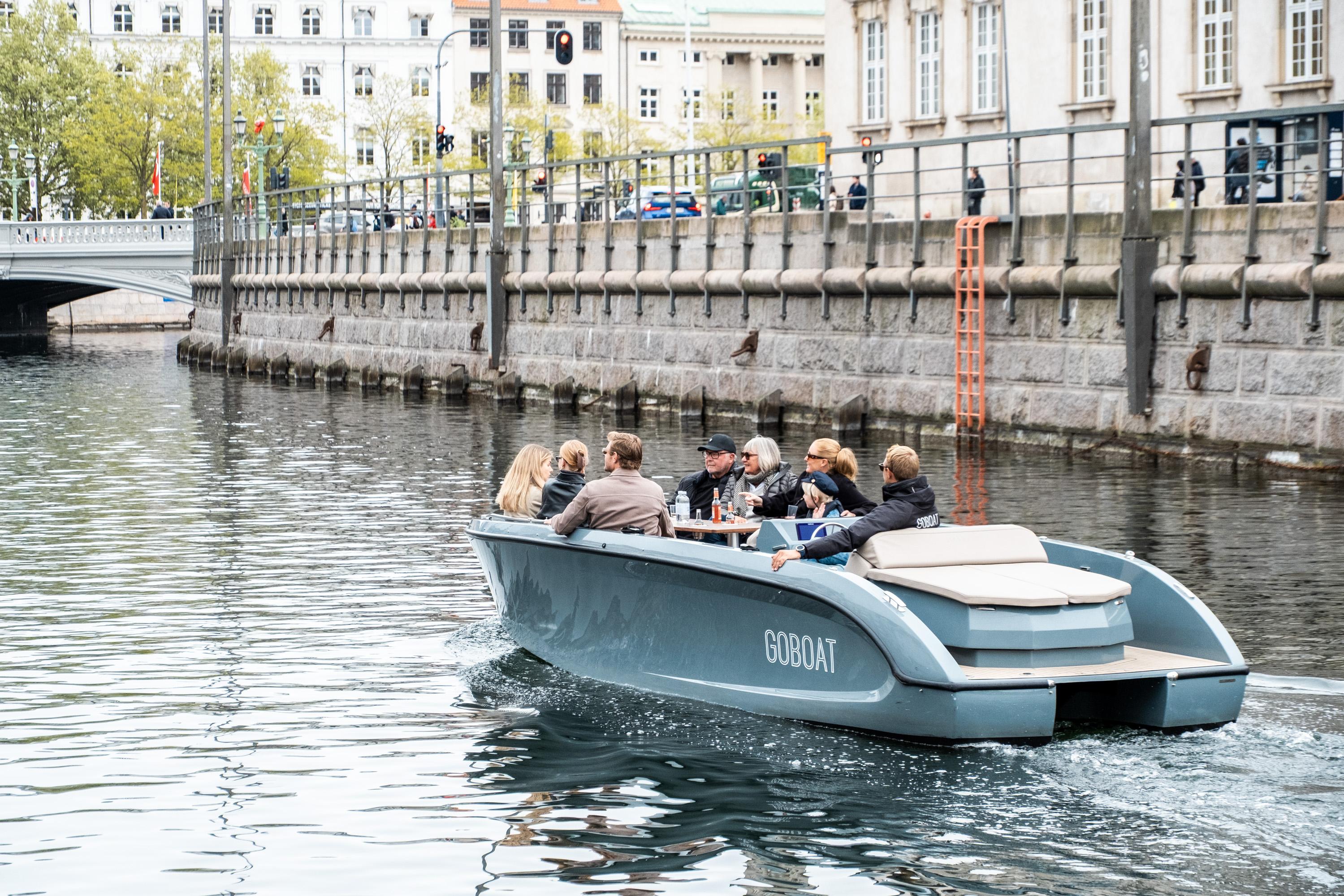 Copenhagen: Electric Canal Tour with live guide & hygge